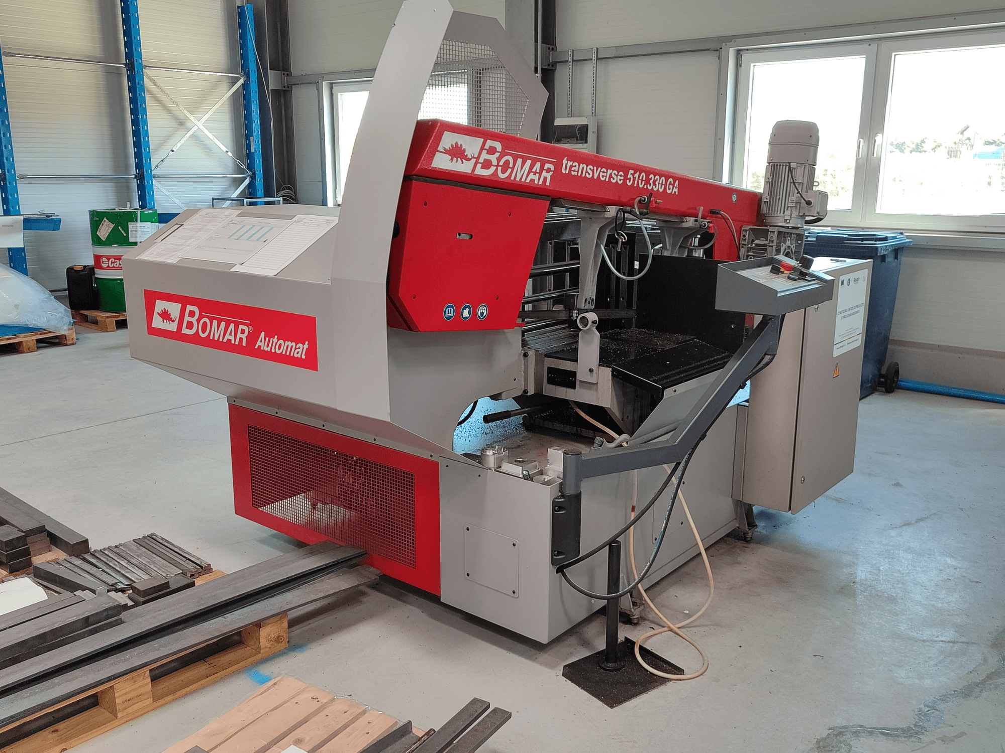 BOMAR Automat transverse 510.330 GA, вид сбоку на металлорежущий станок с панелью управления и сборником опилок.