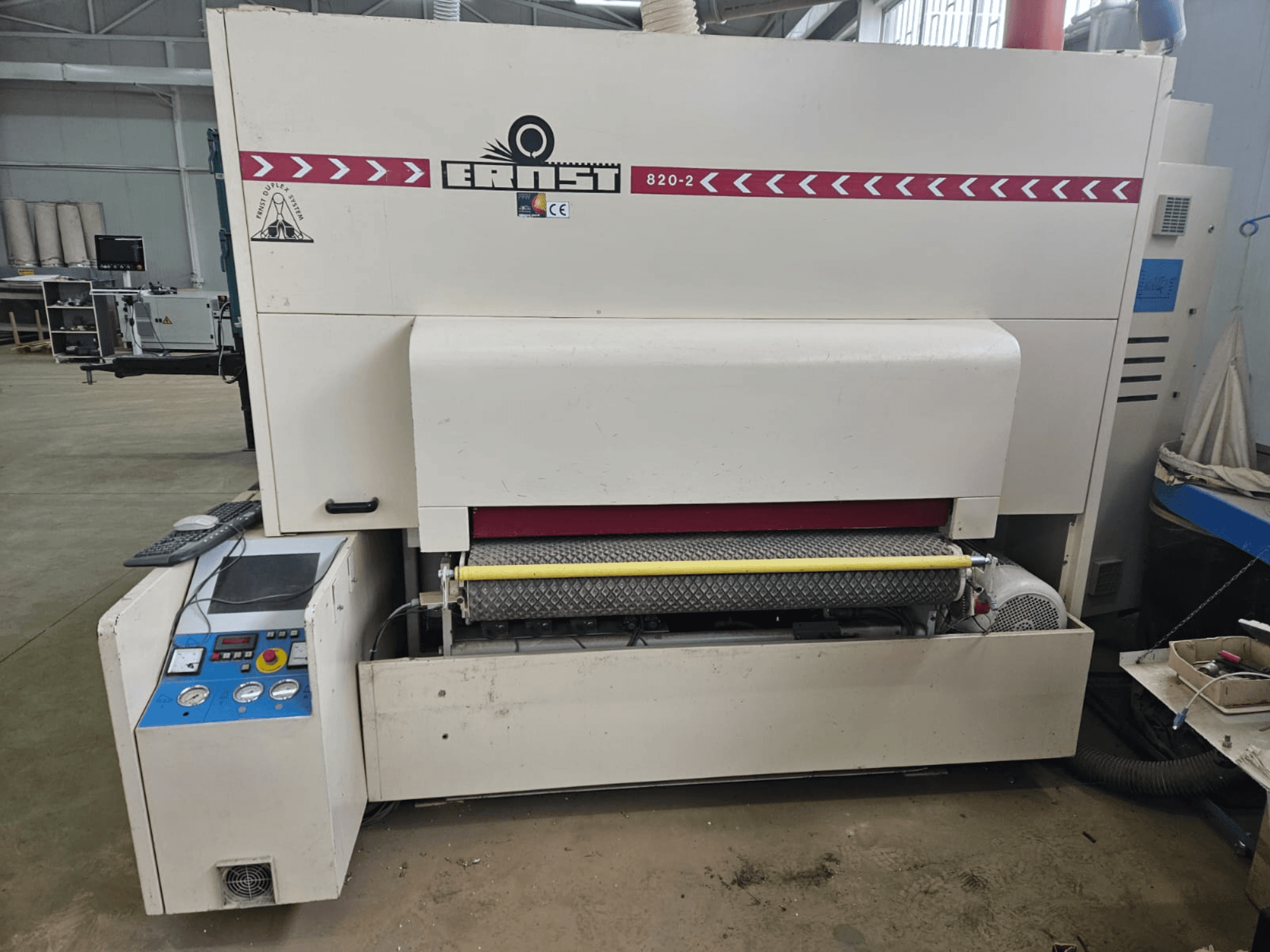 Деревообрабатывающий станок Ernst 820-2, вид спереди, панель управления и желтый ролик на подаче.