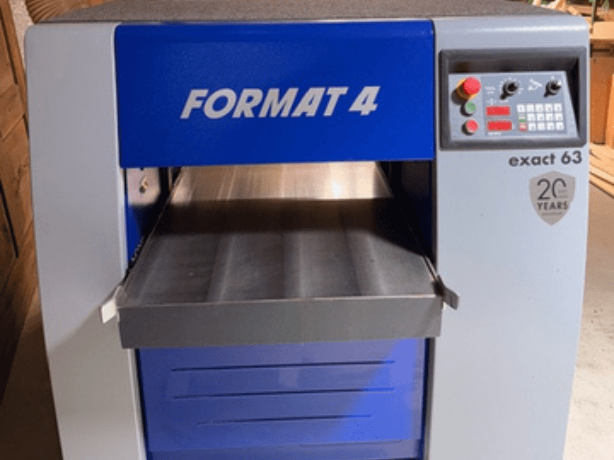 Рубанок по дереву FORMAT 4 Exact 63, вид спереди, с металлическим столом подачи и панелью управления с кнопками и дисплеями.