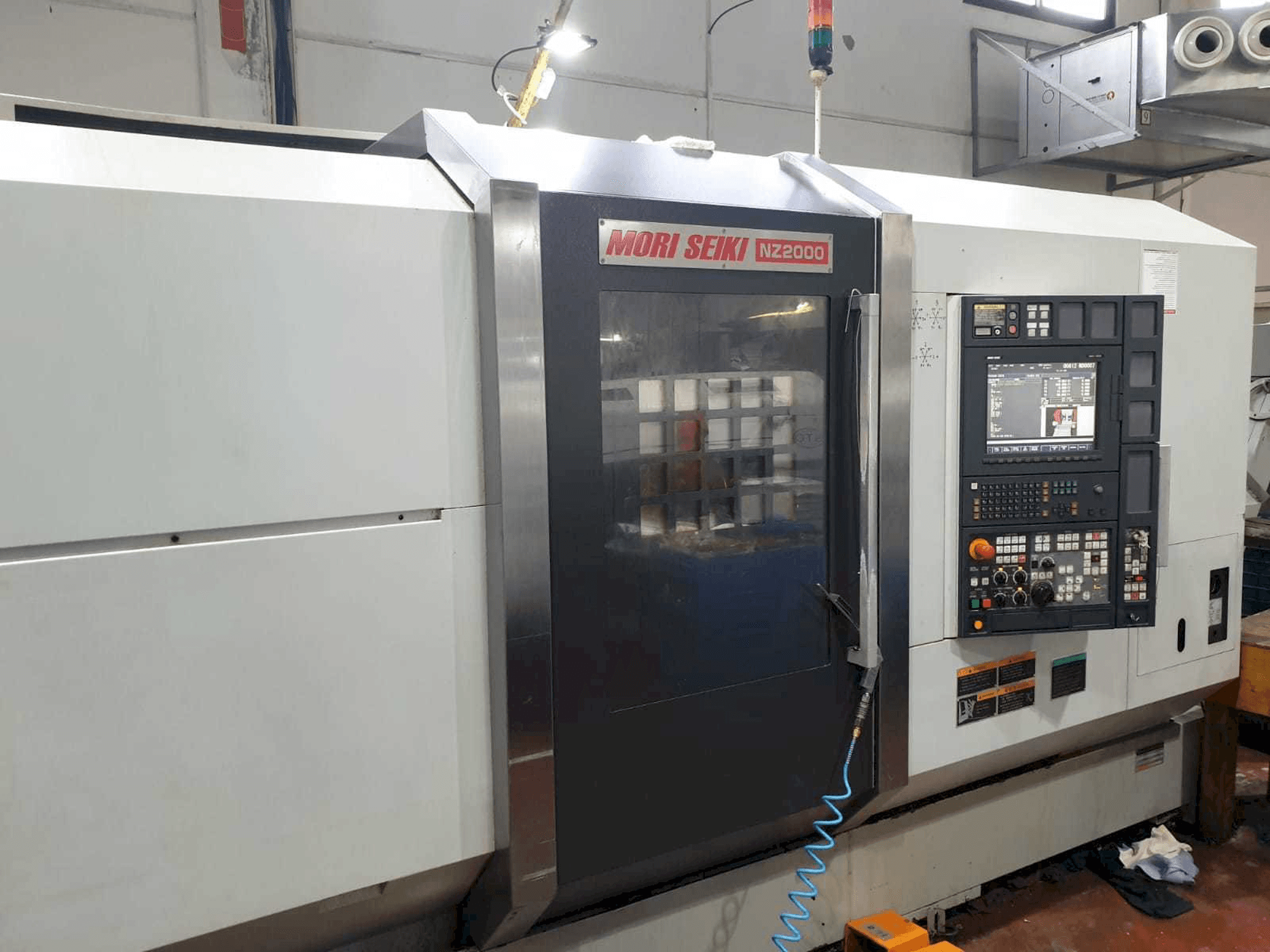 Вид станка MORI SEIKI NZ2000 T3Y3 спереди