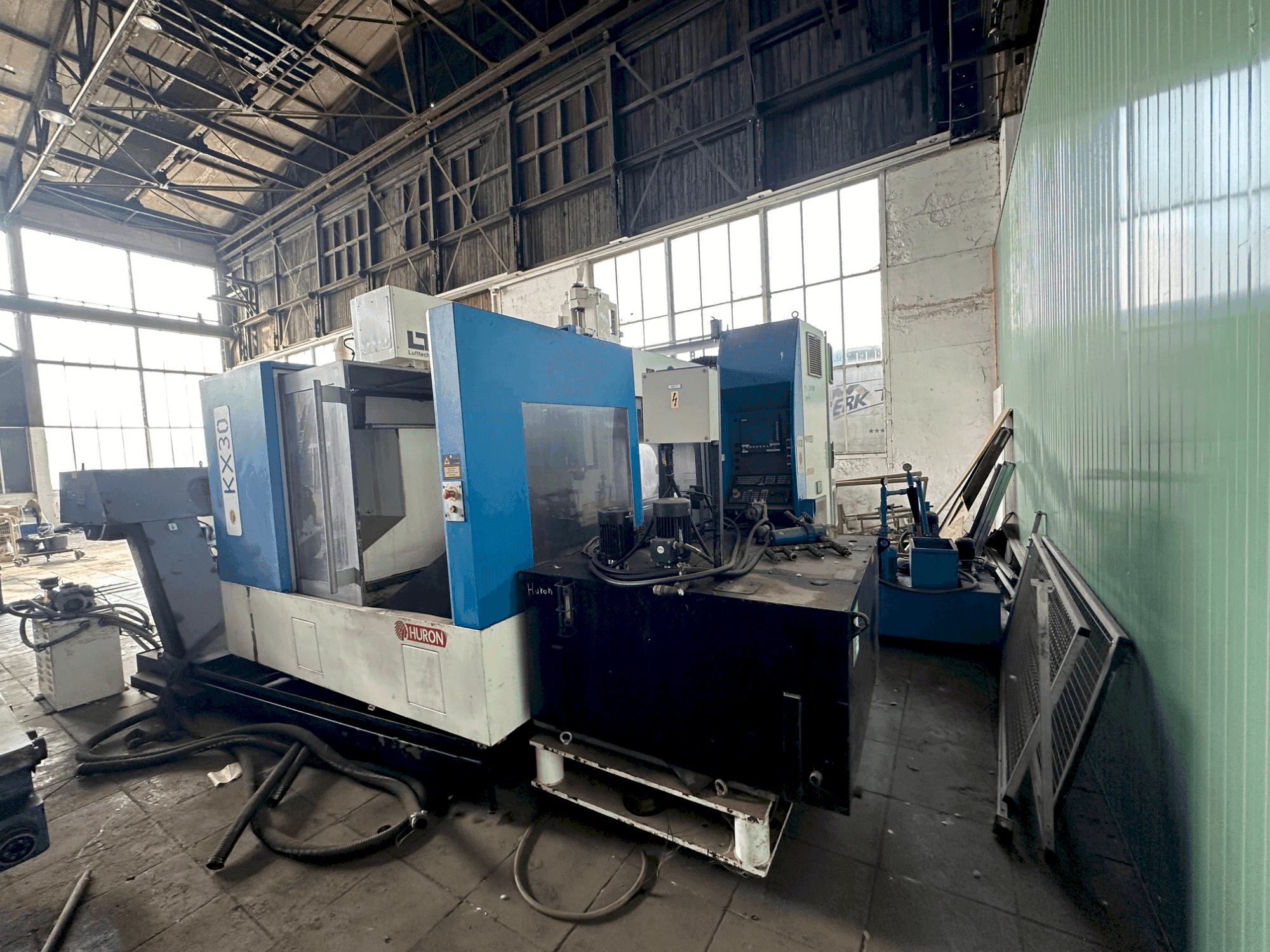 Вид станка Huron KX30 спереди