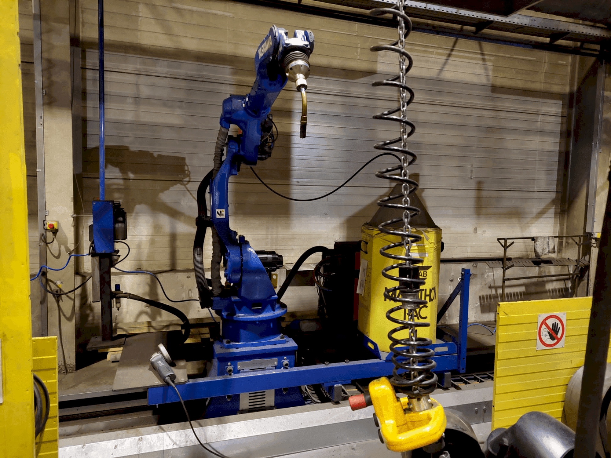 Вид станка Yaskawa MA2010 Welding Station спереди