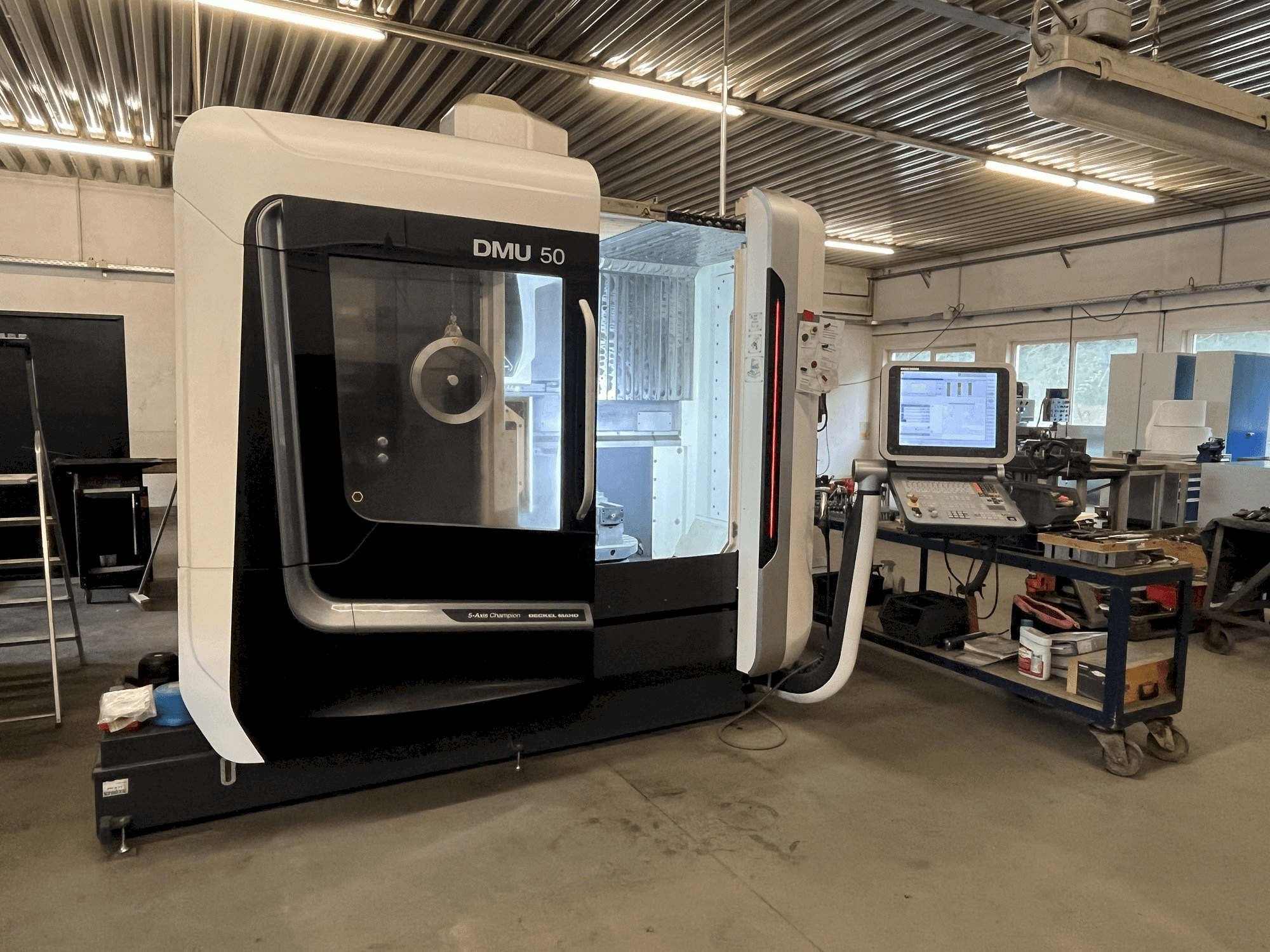 Вид станка DECKEL MAHO DMU 50 спереди