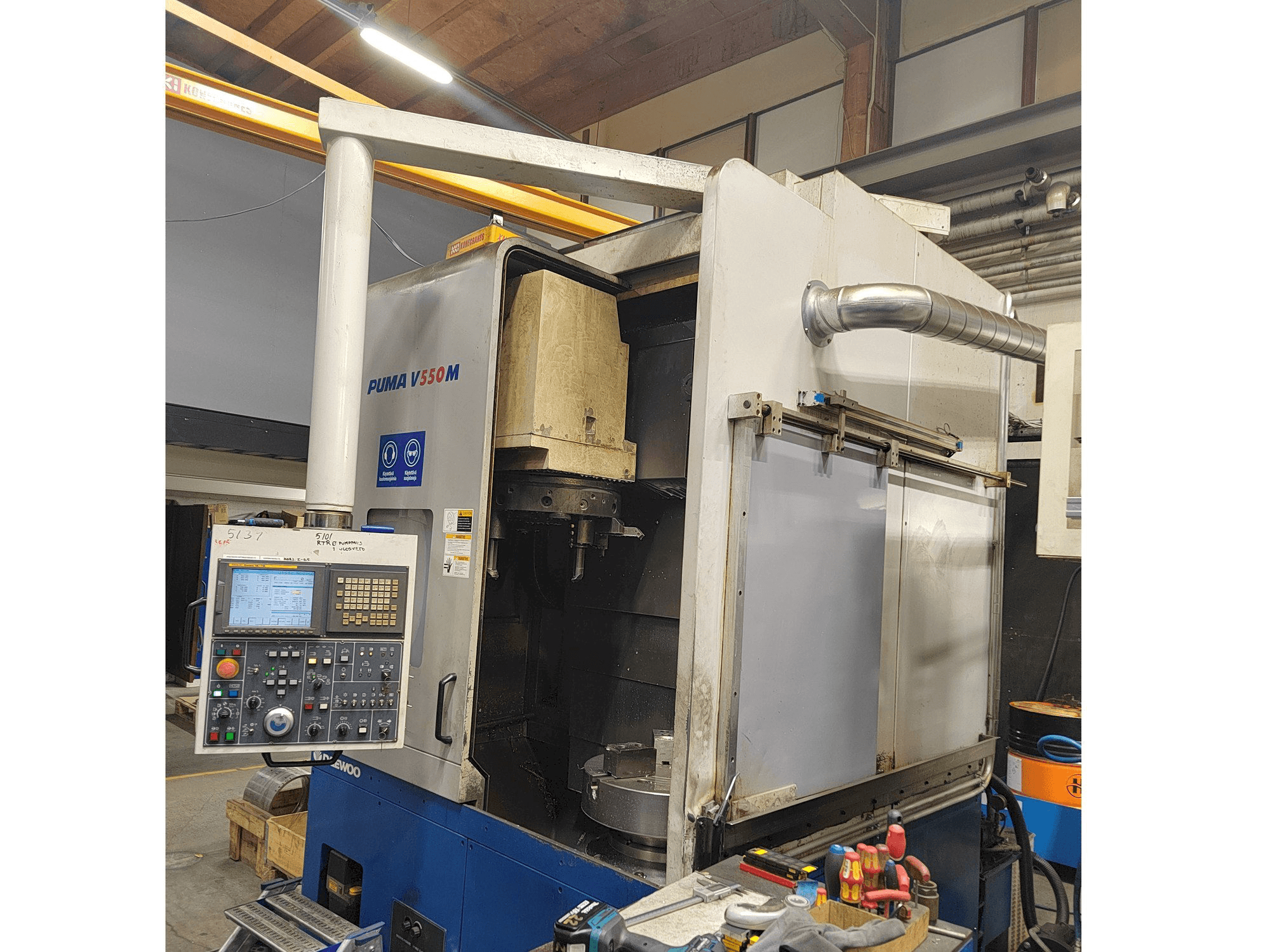 Вид станка Doosan Puma V550M спереди