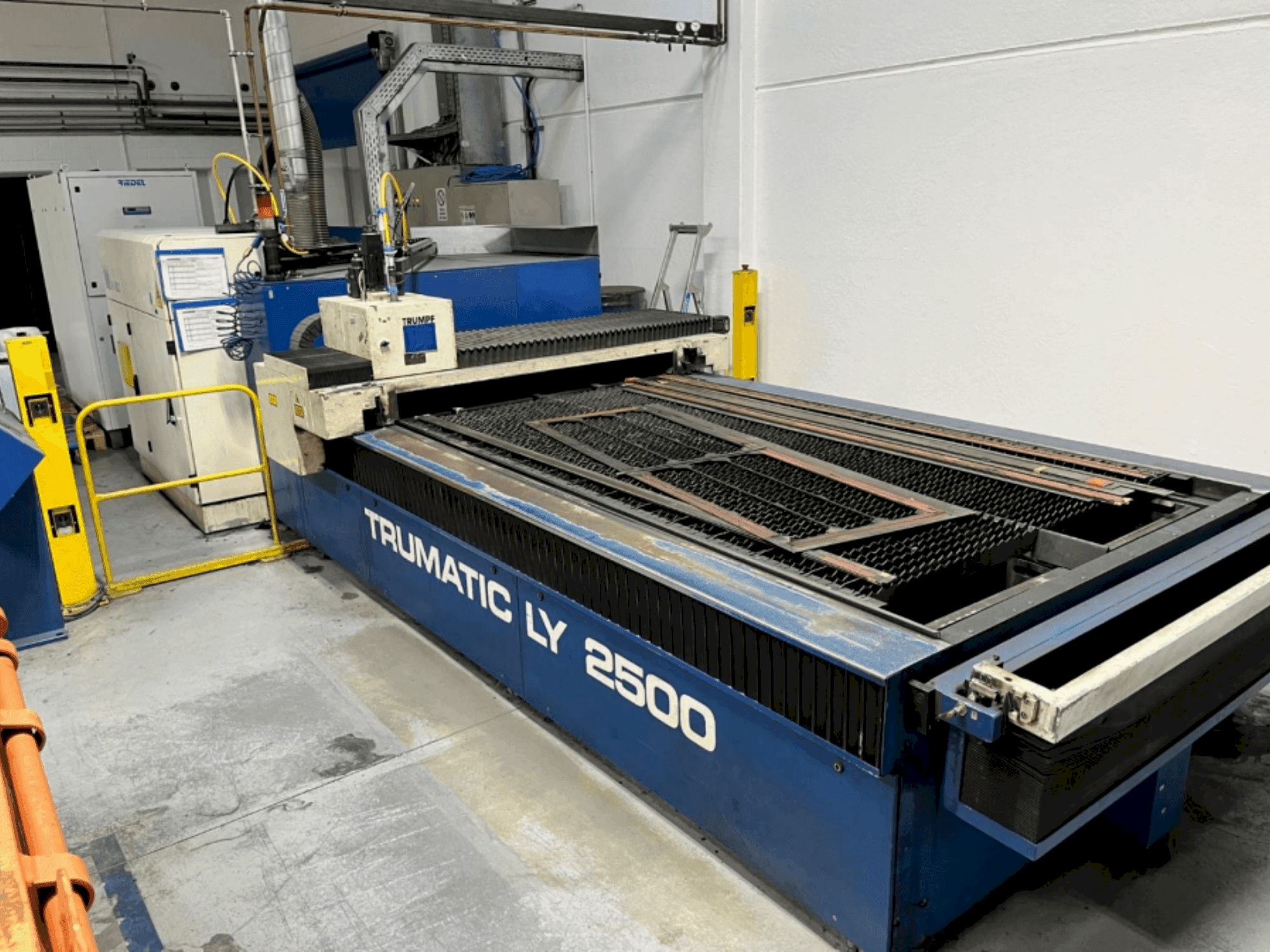 Вид станка TRUMPF Trumatic LY2500 спереди