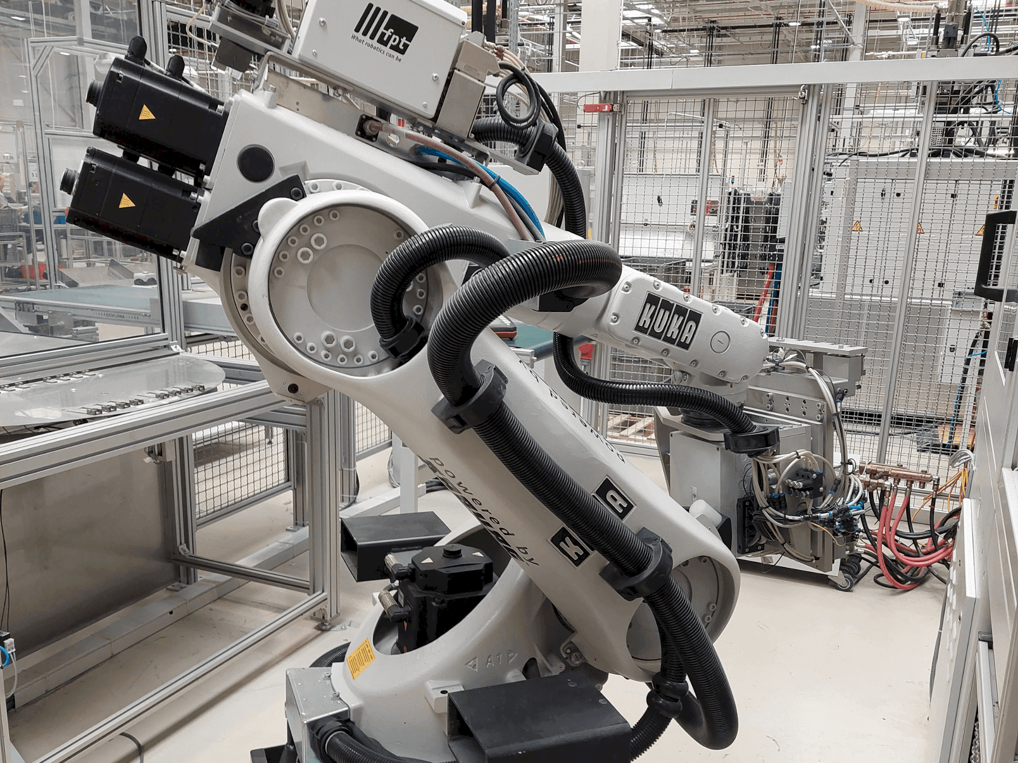 Вид станка KUKA KR 30-3 спереди