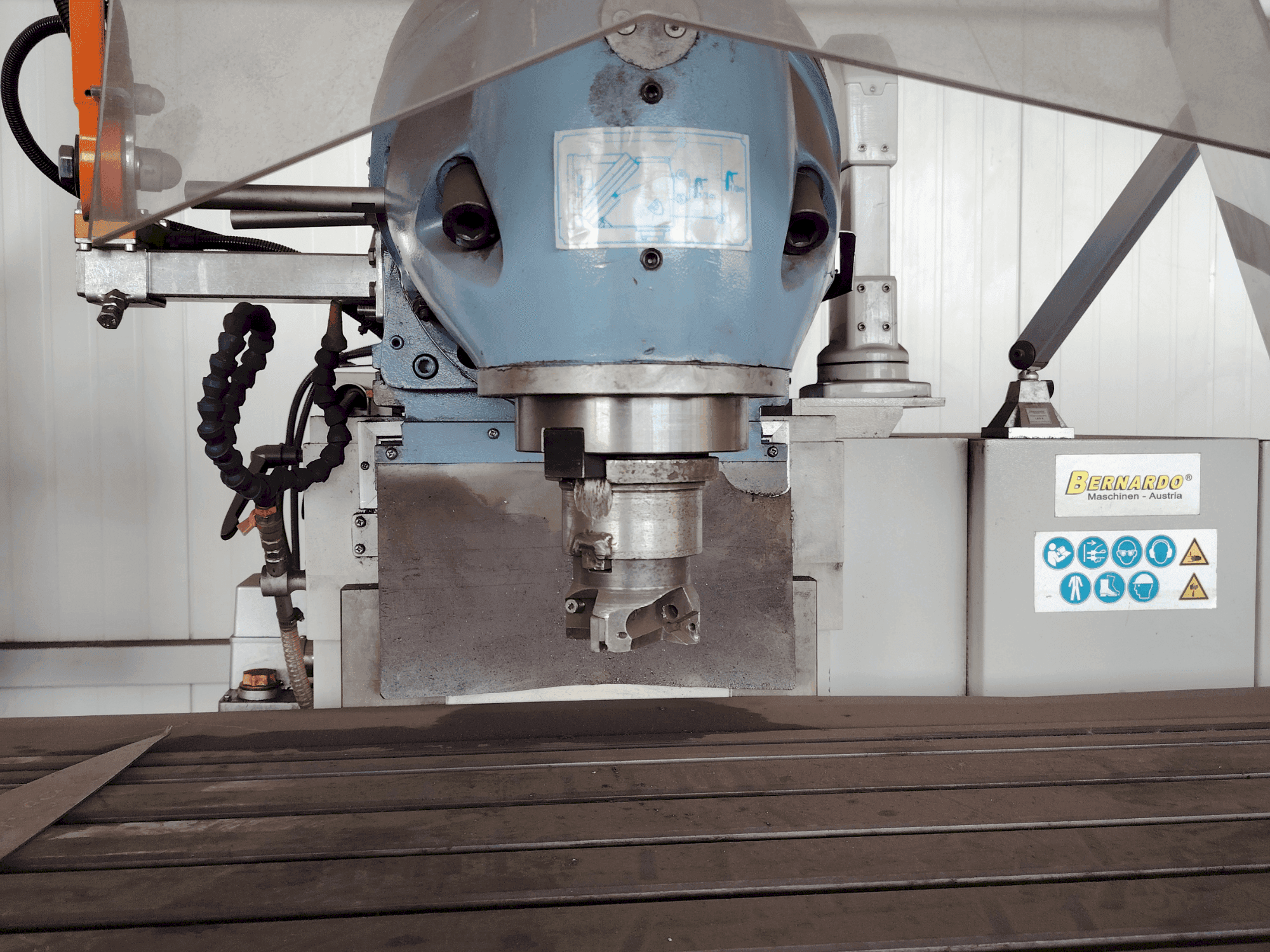 Вид станка Bernardo Variomill FU 2000E Servo спереди