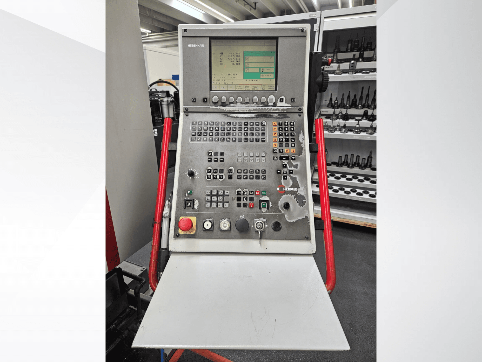 Панель управления универсального обрабатывающего центра HERMLE C 600 U, вид спереди, видны кнопки и экран дисплея.
