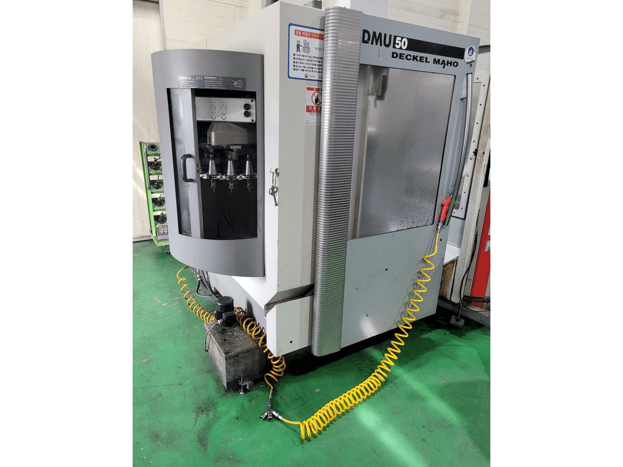 Вид станка DECKEL MAHO DMU 50 спереди
