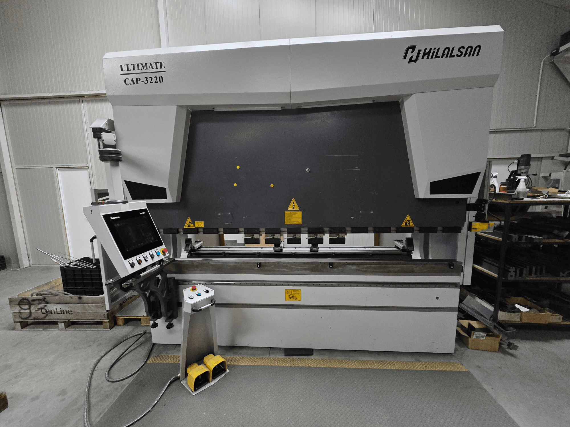 Ultimate CAP-3220 от Hilalsan, вид спереди на гибочный станок для металла с панелью управления и педалями.