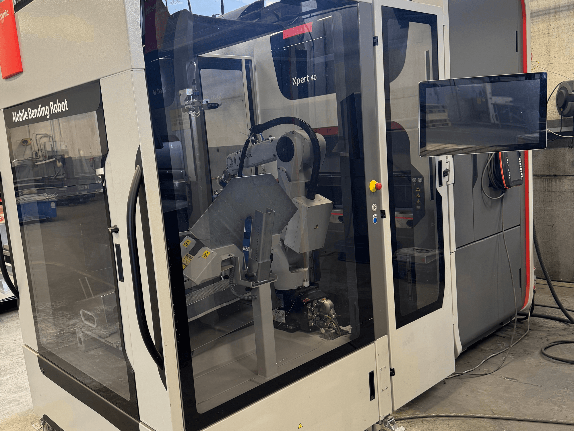 Листогибочный пресс Bystronic Xpert 40/1030 с мобильным гибочным роботом, вид спереди, демонстрирующий панель управления и роботизированные компоненты.
