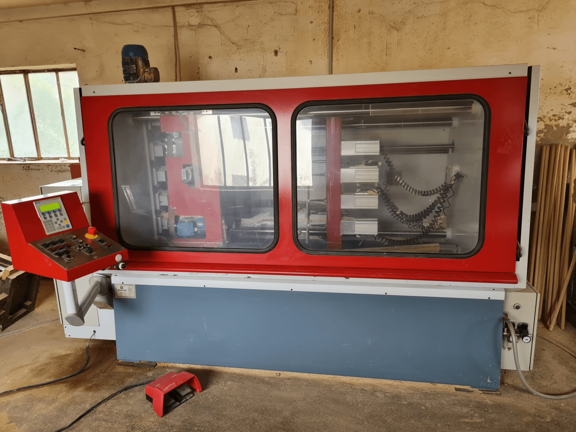 Деревообрабатывающая мельница WEIRATHER KS1300/4 с видом спереди, с панелью управления, прозрачным корпусом и видимыми внутренними компонентами.