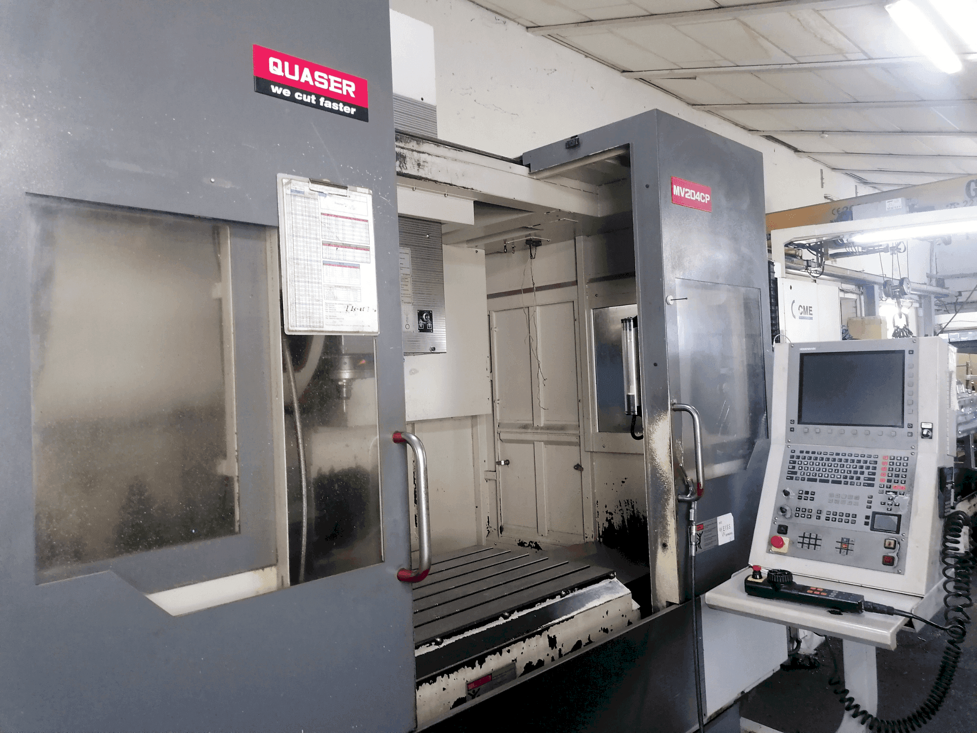 Вид станка Quaser MV 204 CP спереди