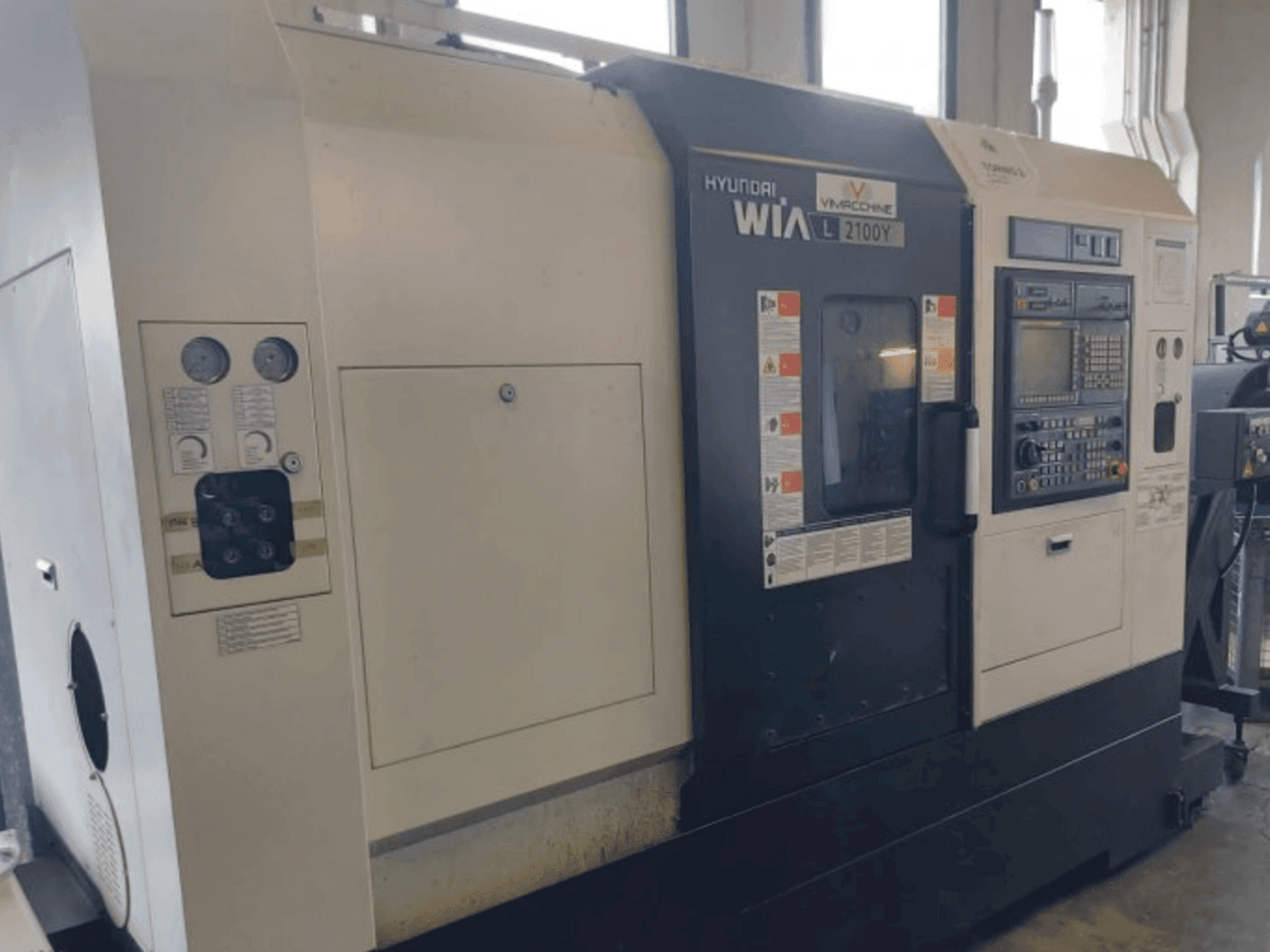 Вид станка Hyundai Wia L2100Y спереди