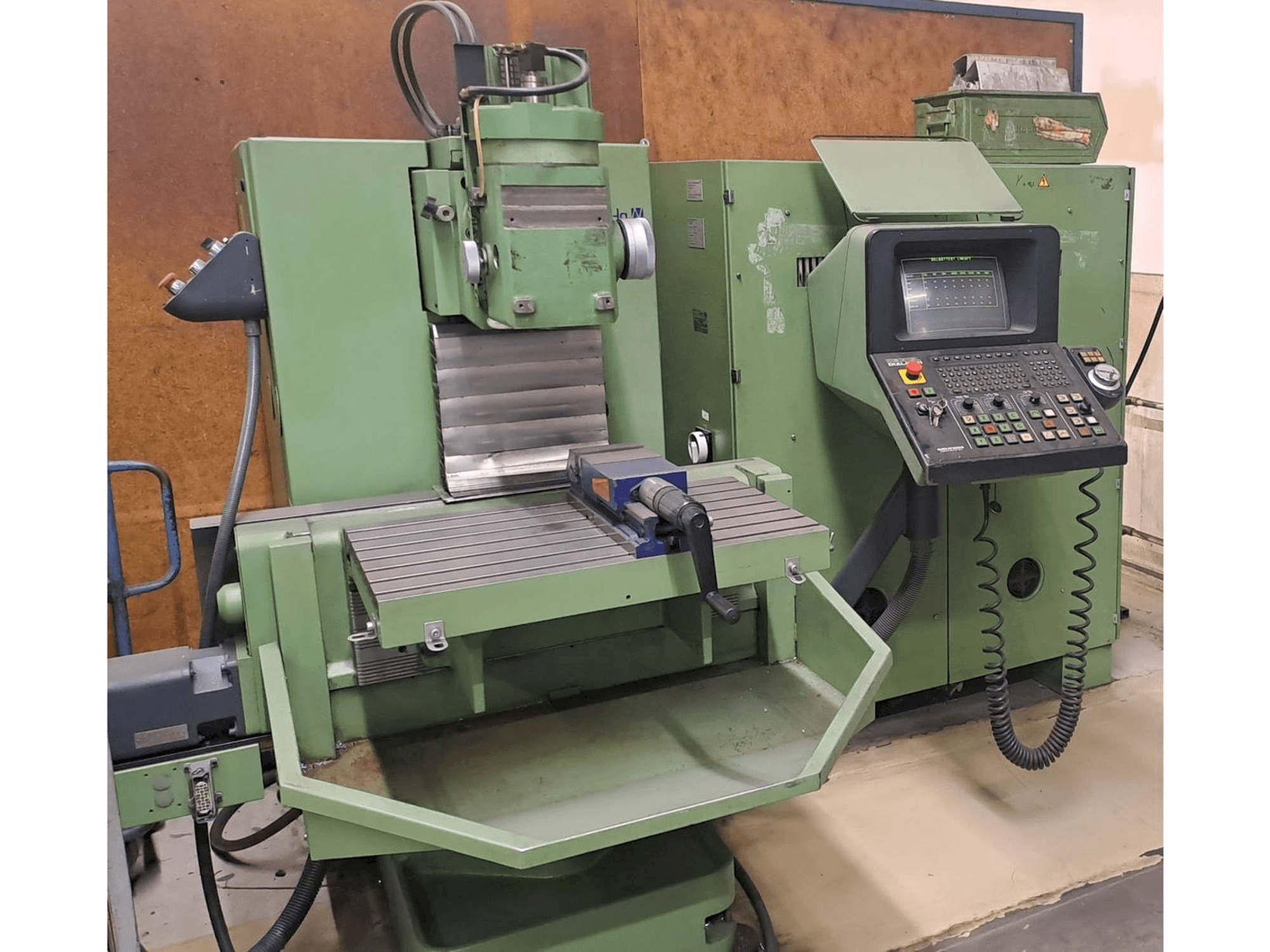 Вид станка DECKEL FP3NC спереди