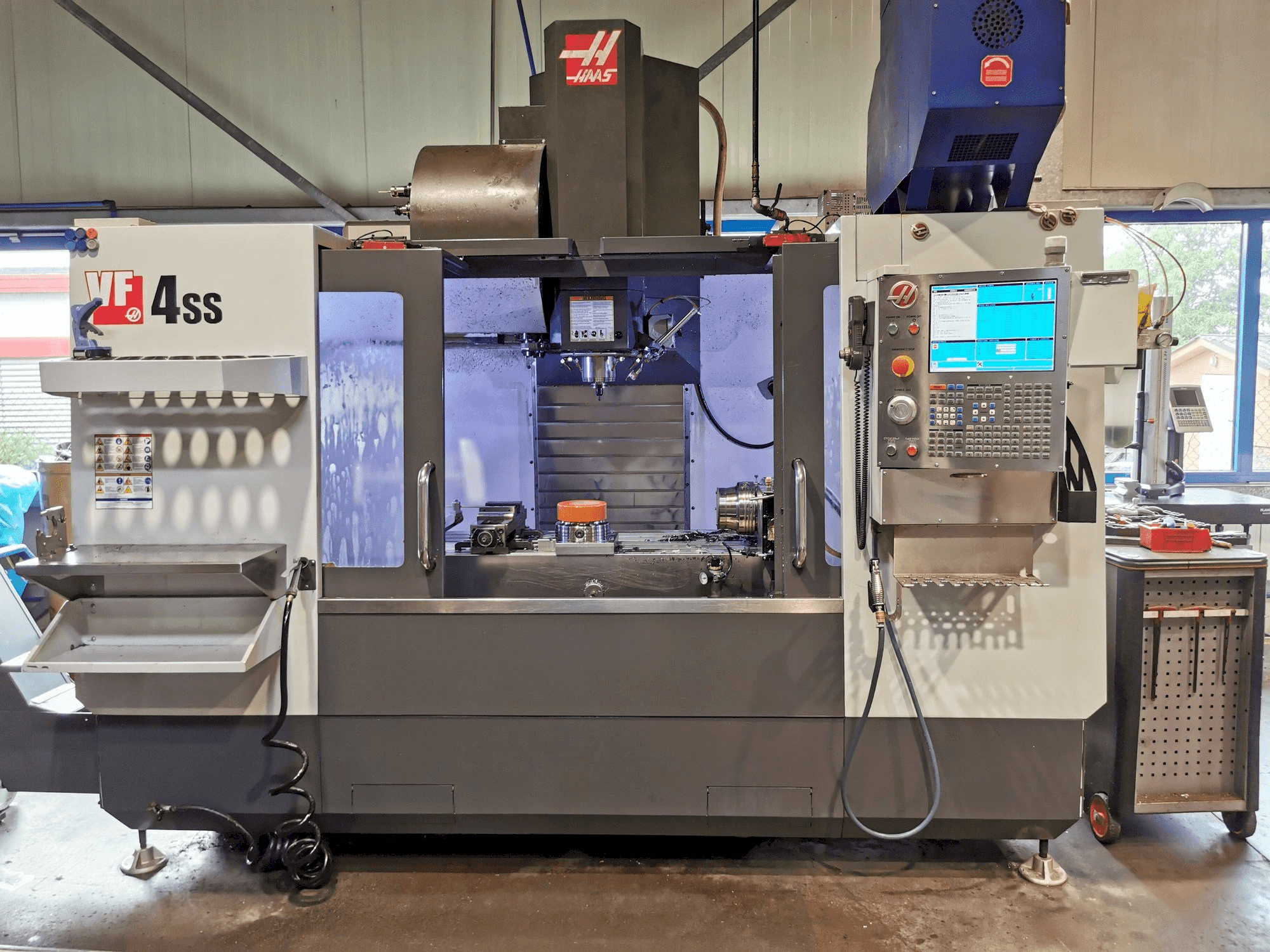 Вид станка HAAS VF-4SS спереди
