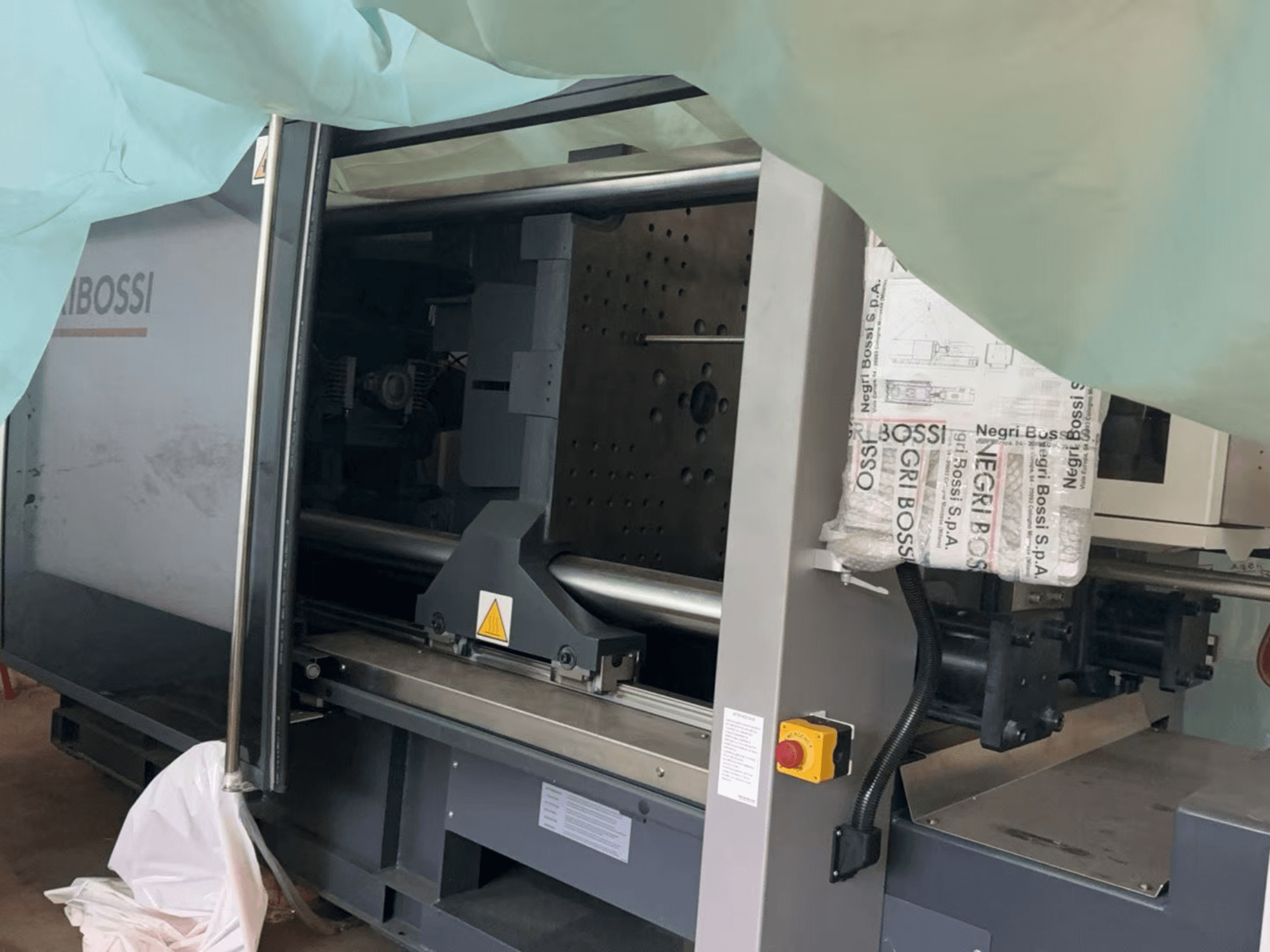 Электрическая машина для литья под давлением Negri Bossi NOVA e350T H1550, вид сбоку, демонстрирует открытую дверь и внутренние компоненты.