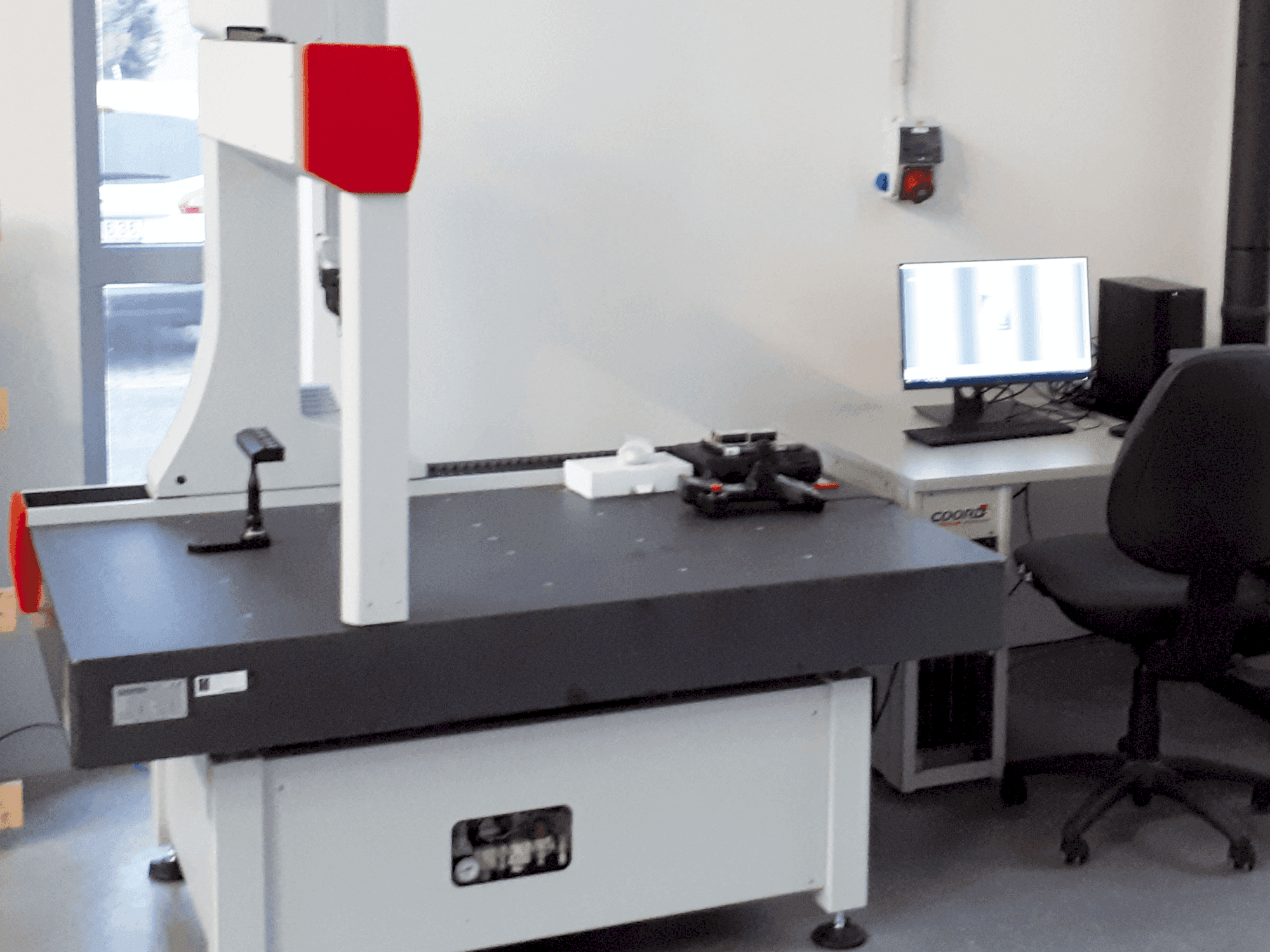 Вид станка Coord3 ARES NT-L 10.7.5 CNC спереди