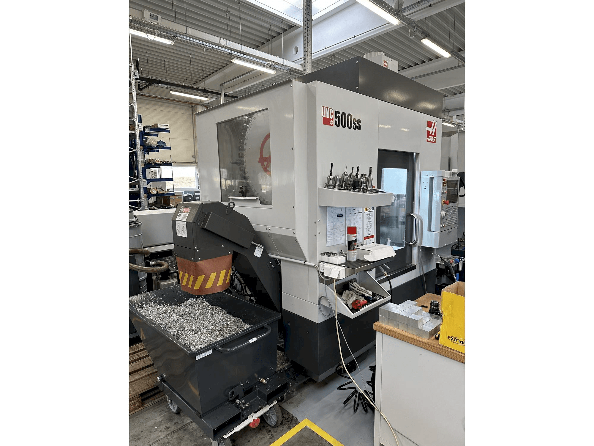 Вид станка HAAS UMC-500SS спереди