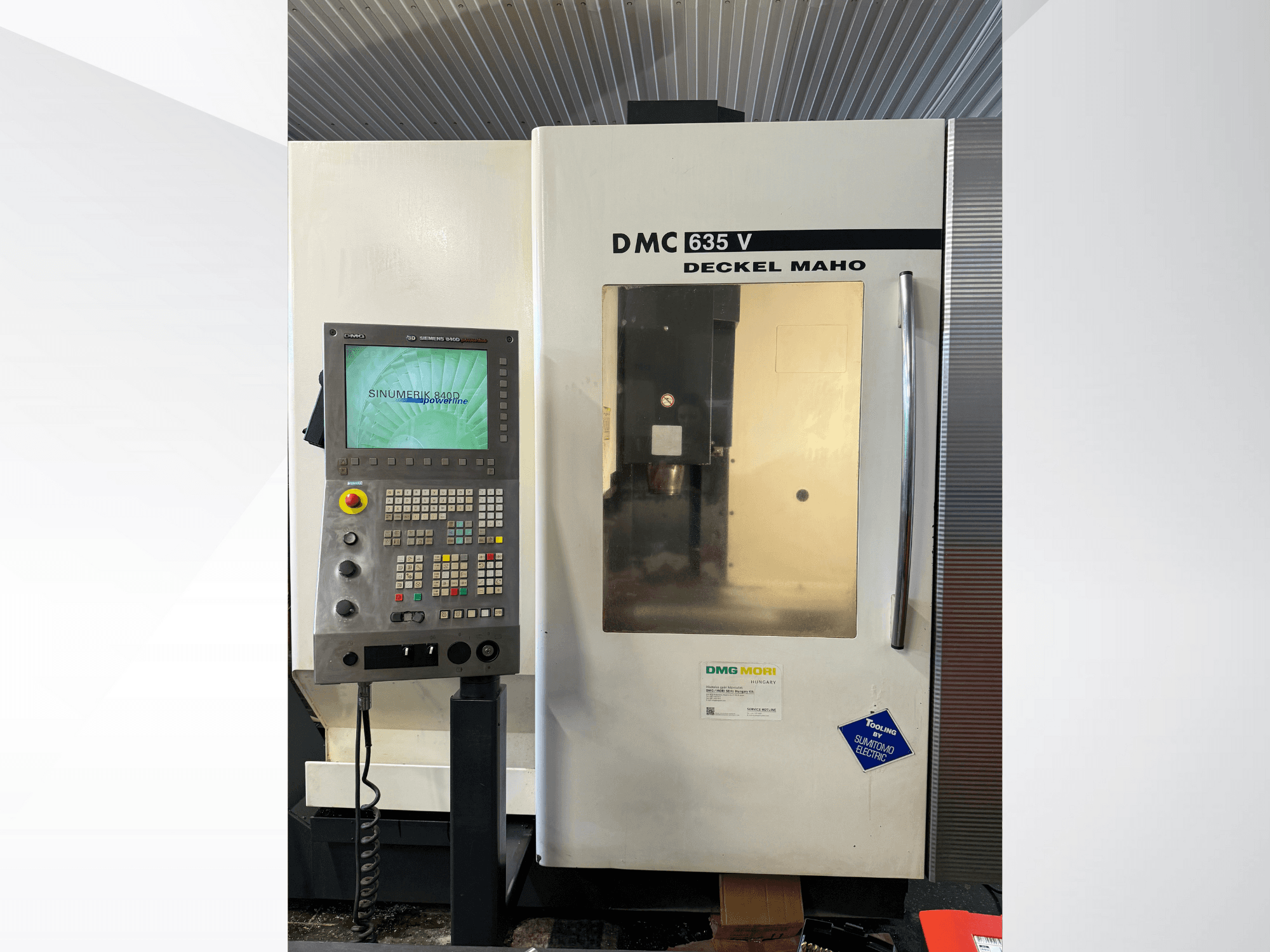 Фрезерный станок DMG Mori DMC 635 V с панелью управления, вид спереди, с дисплеем Sinumerik и различными кнопками управления.