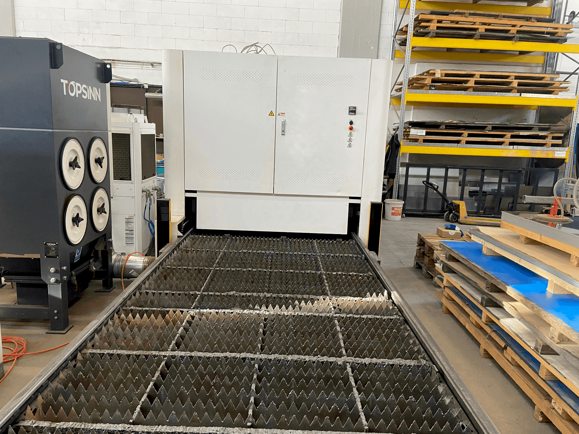 Вид станка Bodor C3 спереди