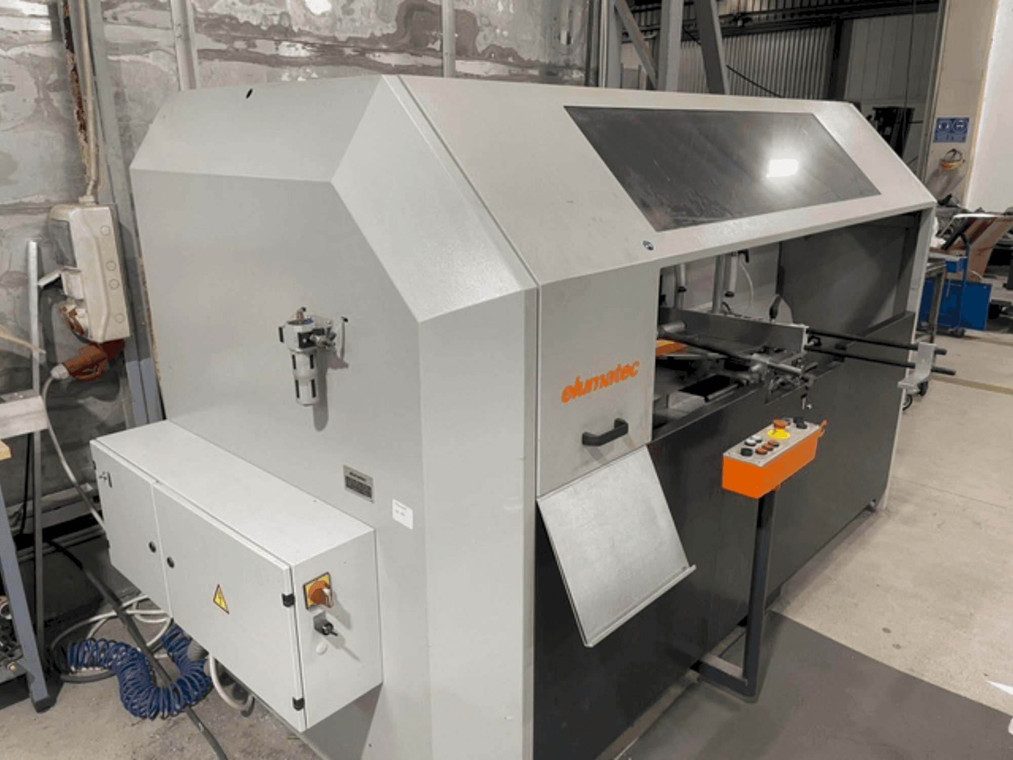 Вид станка Elumatec AKS134/64 спереди