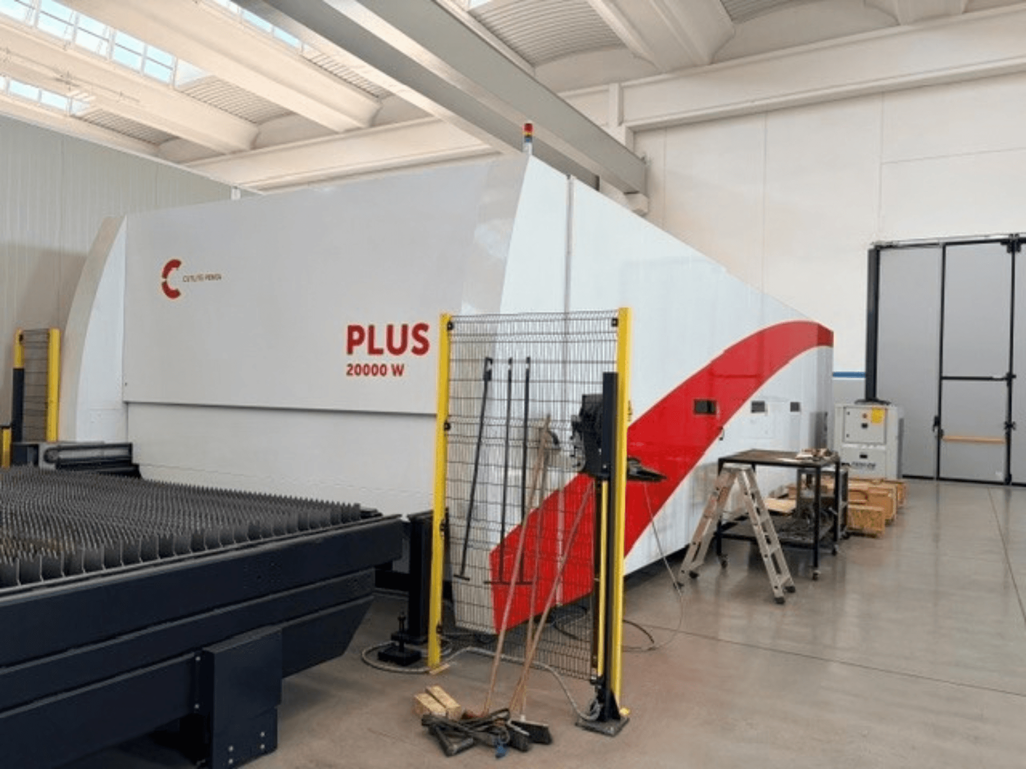 Машина для лазерной резки CUTLITE PENTA PLUS LM 9030, вид сбоку, с указанием мощности 20 000 Вт, с защитным ограждением и рабочей зоной.
