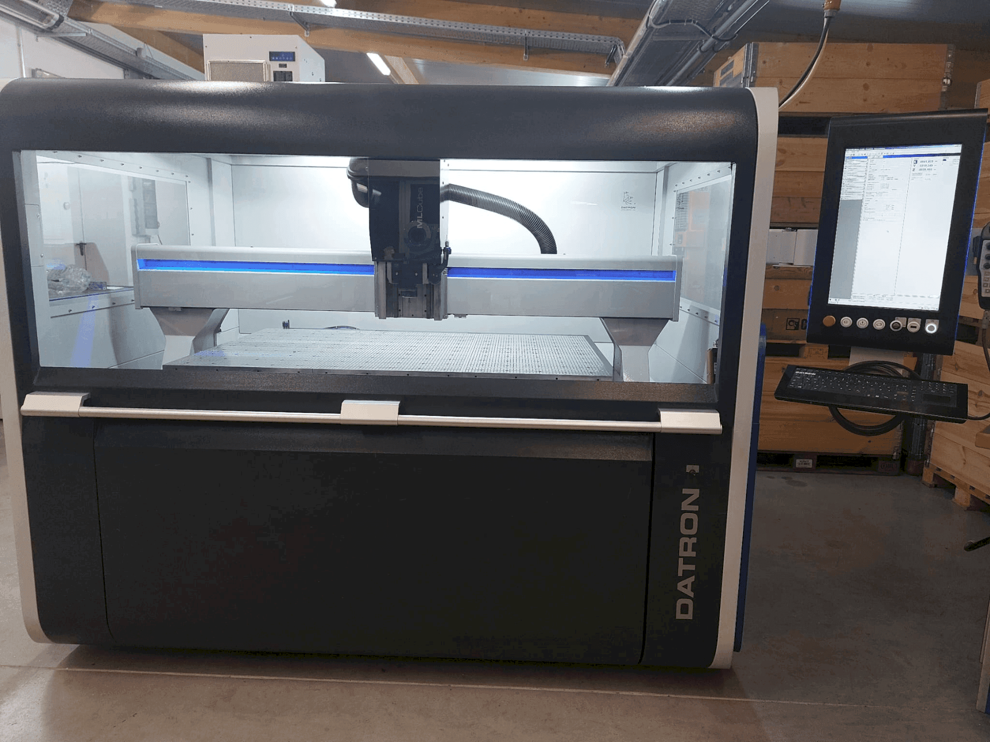 Вид станка Datron MLCube LS спереди