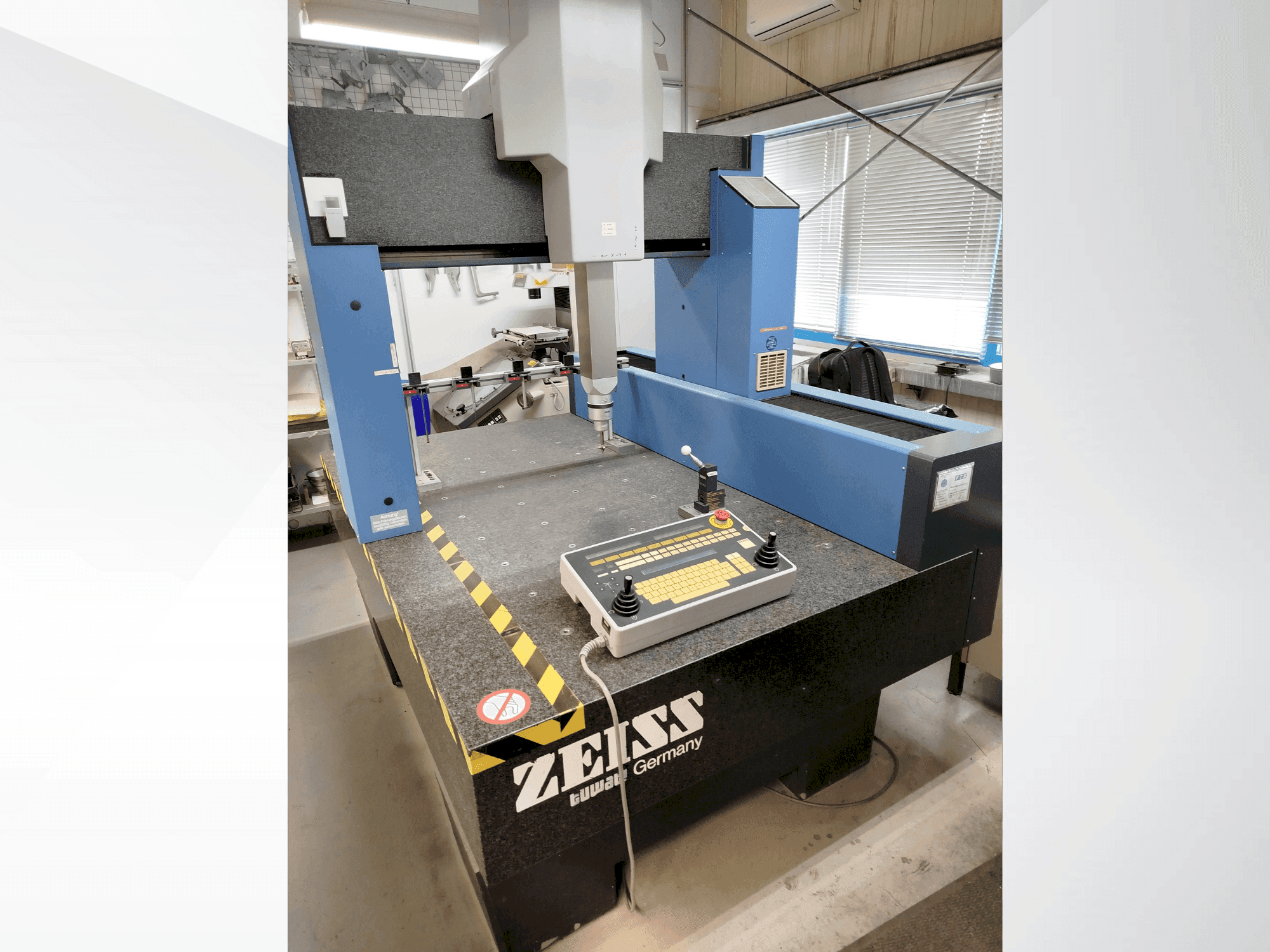 Вид станка ZEISS Contura G2 спереди
