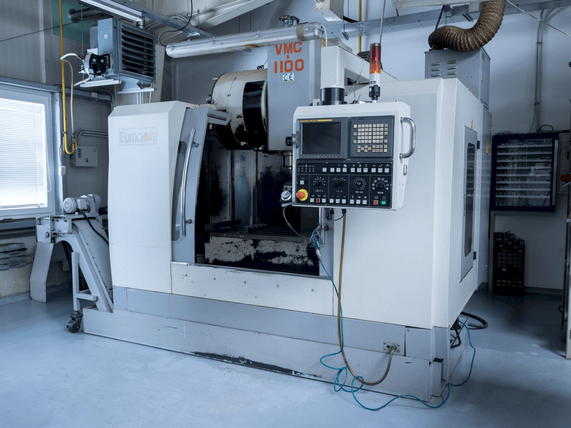 Вид станка Eumach VMC 1100 спереди