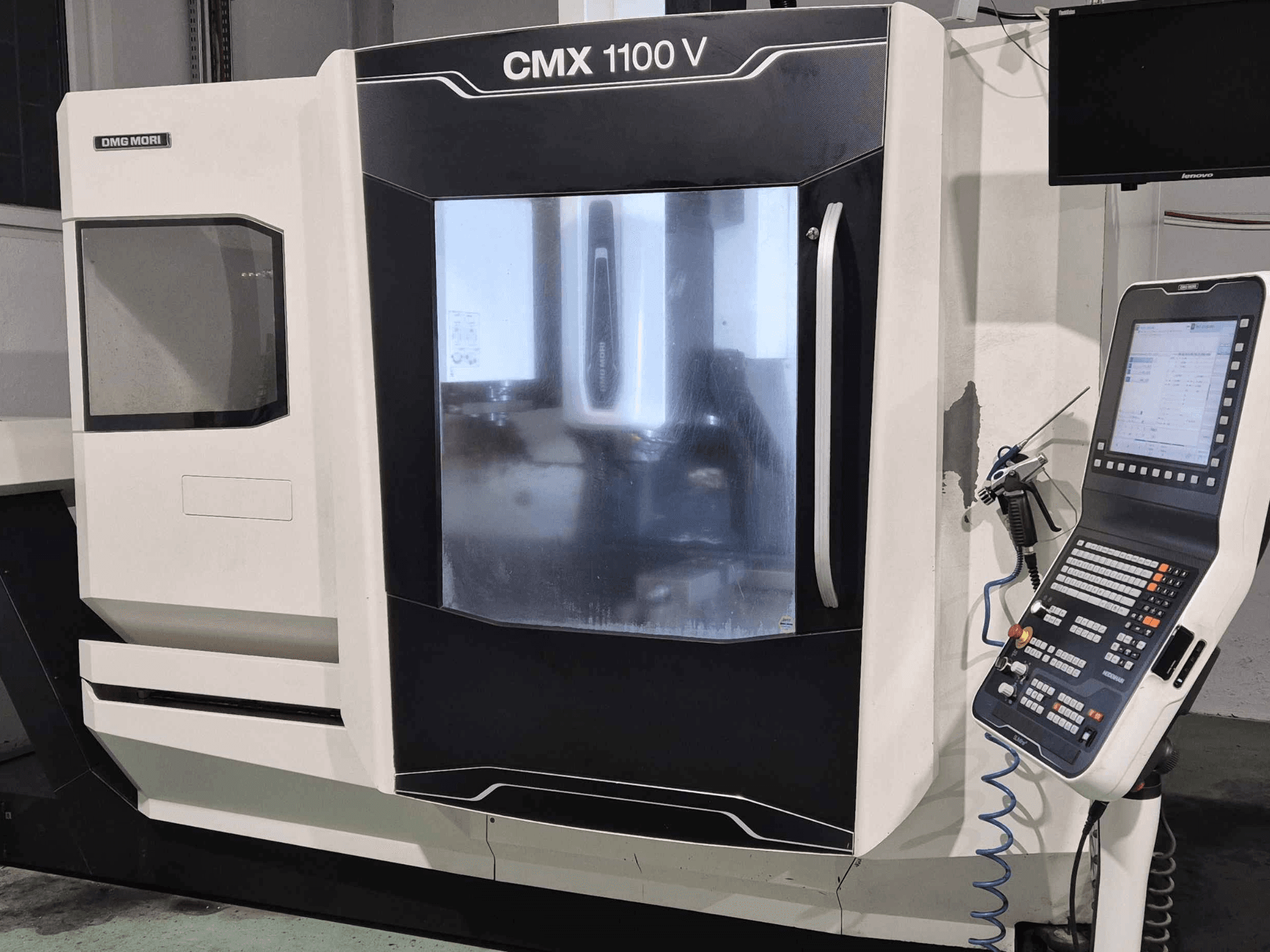 DMG Mori CMX 1100 V, вид спереди станка с ЧПУ с панелью управления, цифровым дисплеем и настройкой подачи СОЖ.