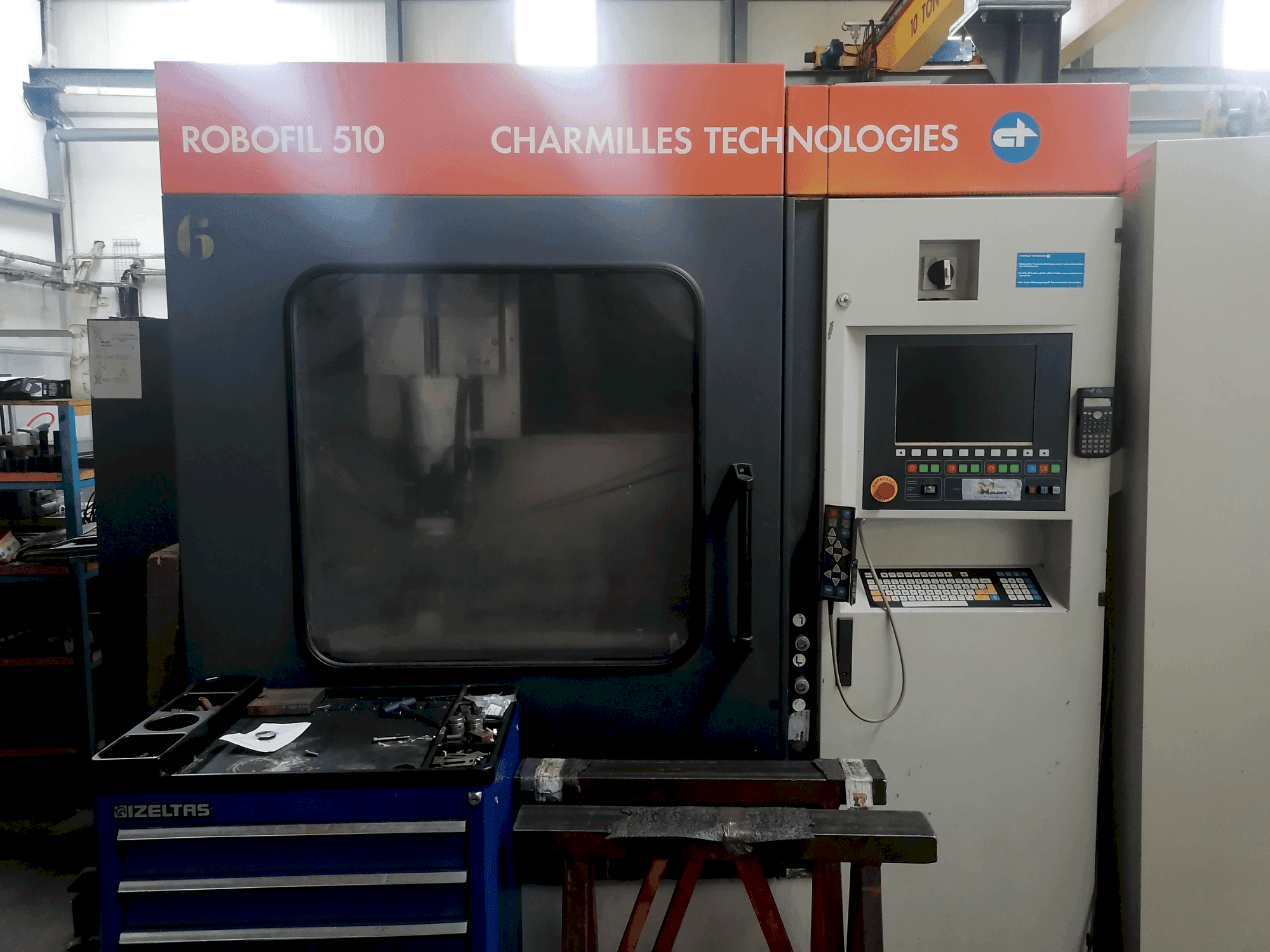 Вид станка CHARMILLES Robofil 510 спереди