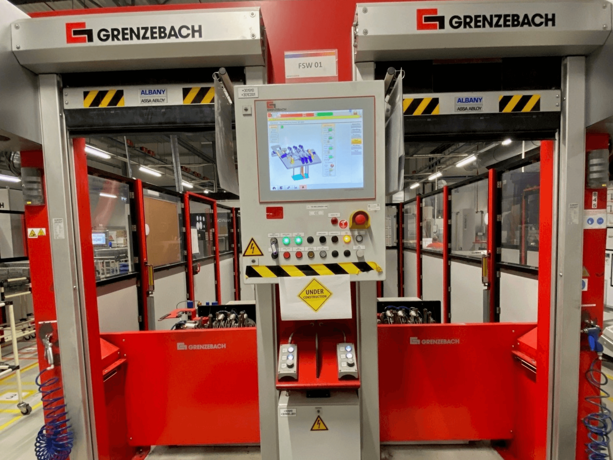 Вид спереди манипулятора GRENZEBACH FSW GenRob 01 с панелью управления, оснащенной сенсорным экраном и различными кнопками управления.