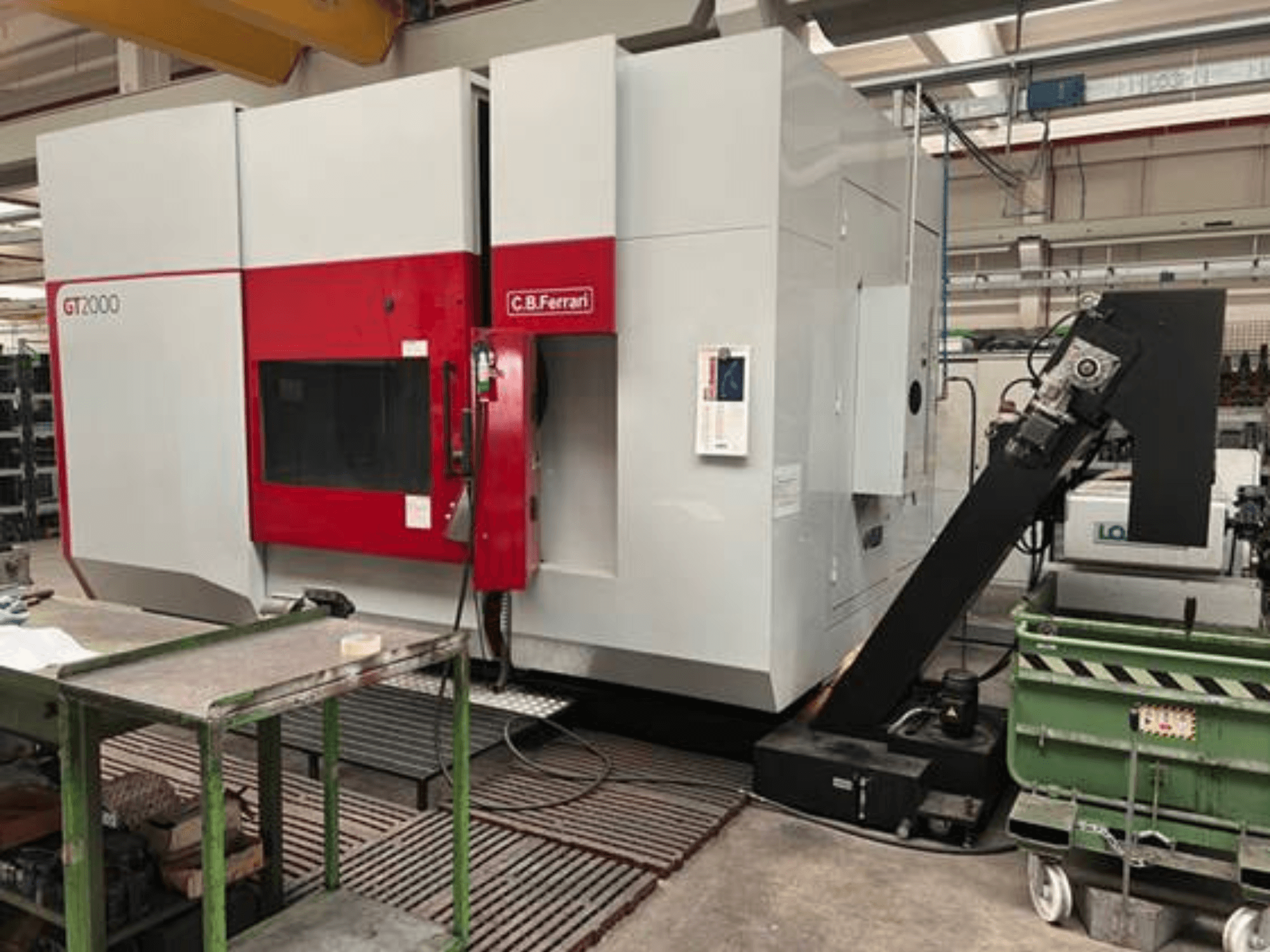 Фрезерный станок C.B. Ferrari GT2000 с видом спереди, с роботизированной рукой и промышленным рабочим местом с зеленой тележкой.