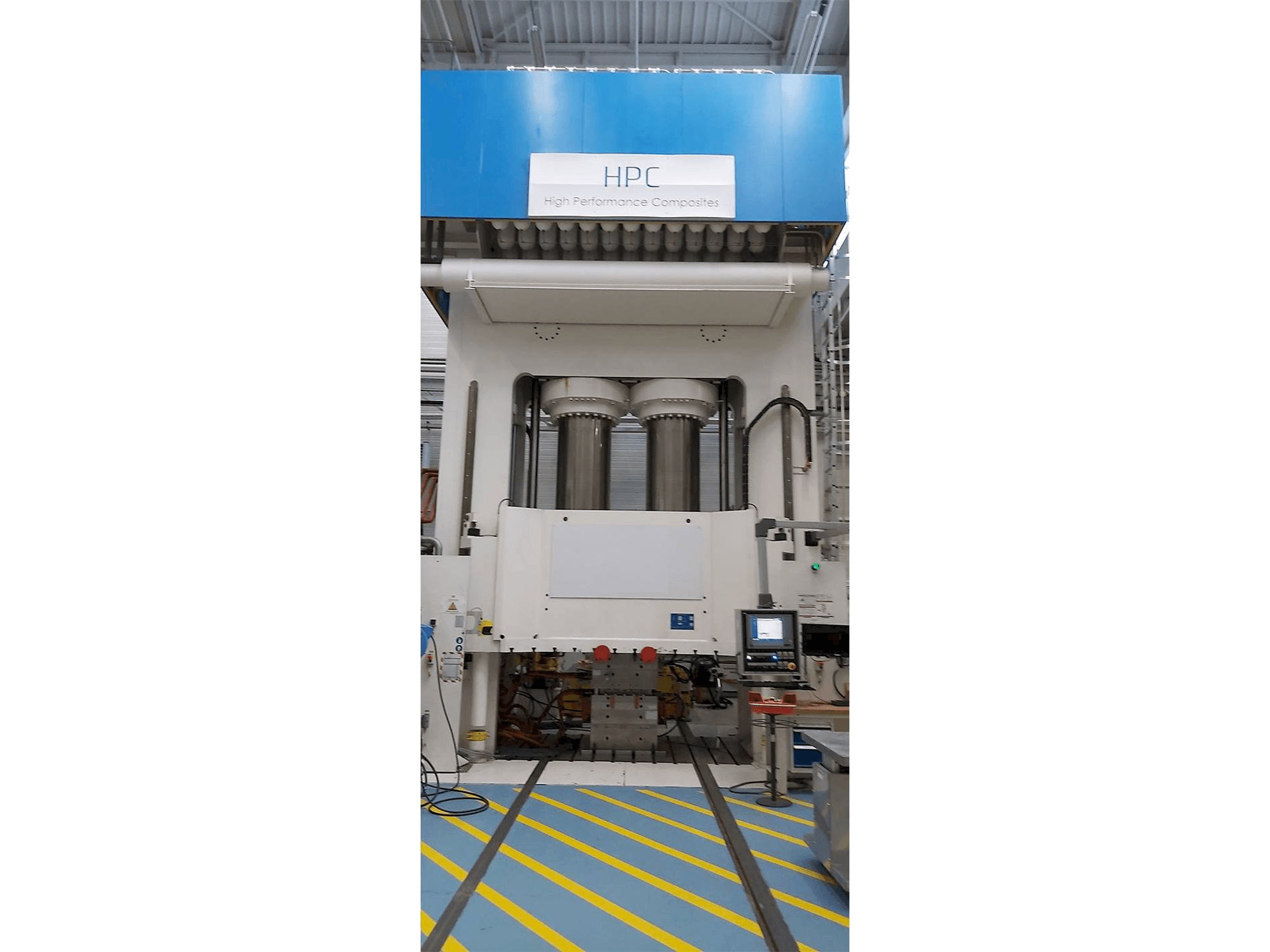 Вид станка Dieffenbacher 2500 Ton спереди