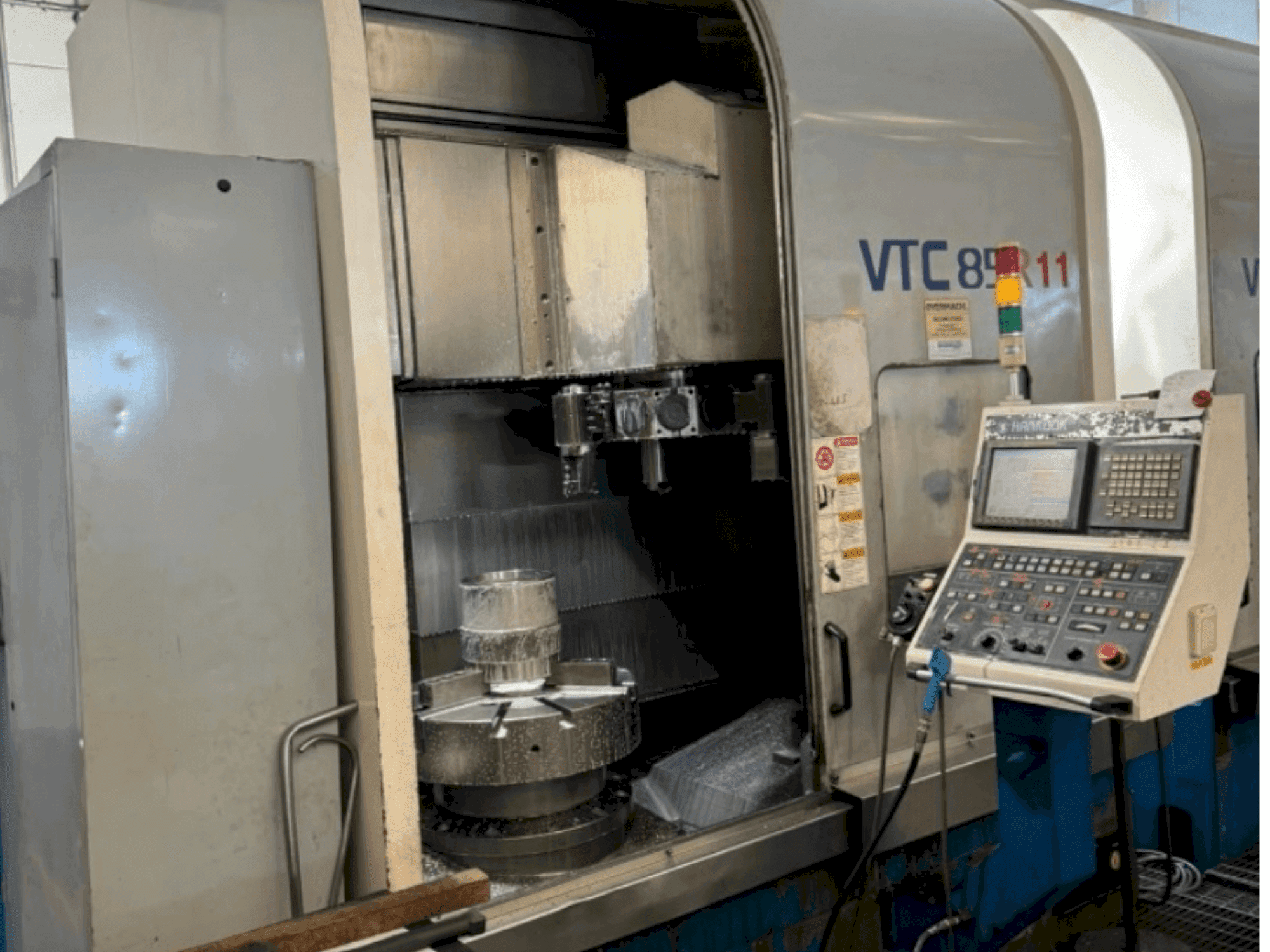 Вид станка HANKOOK VTC 85 спереди