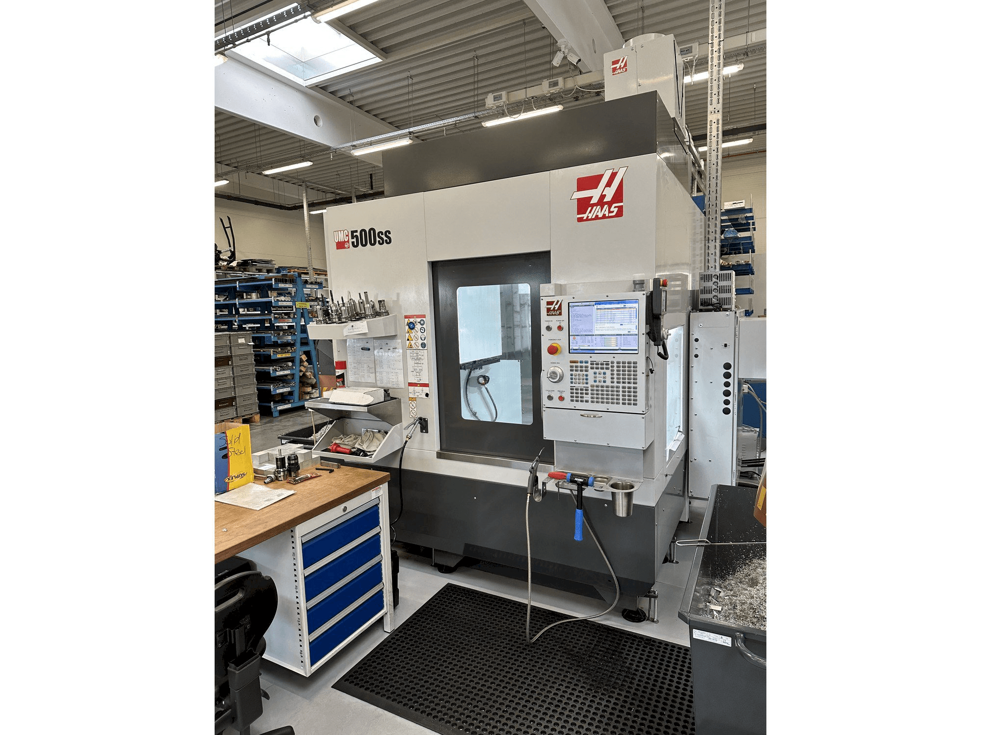 Вид станка HAAS UMC-500SS спереди