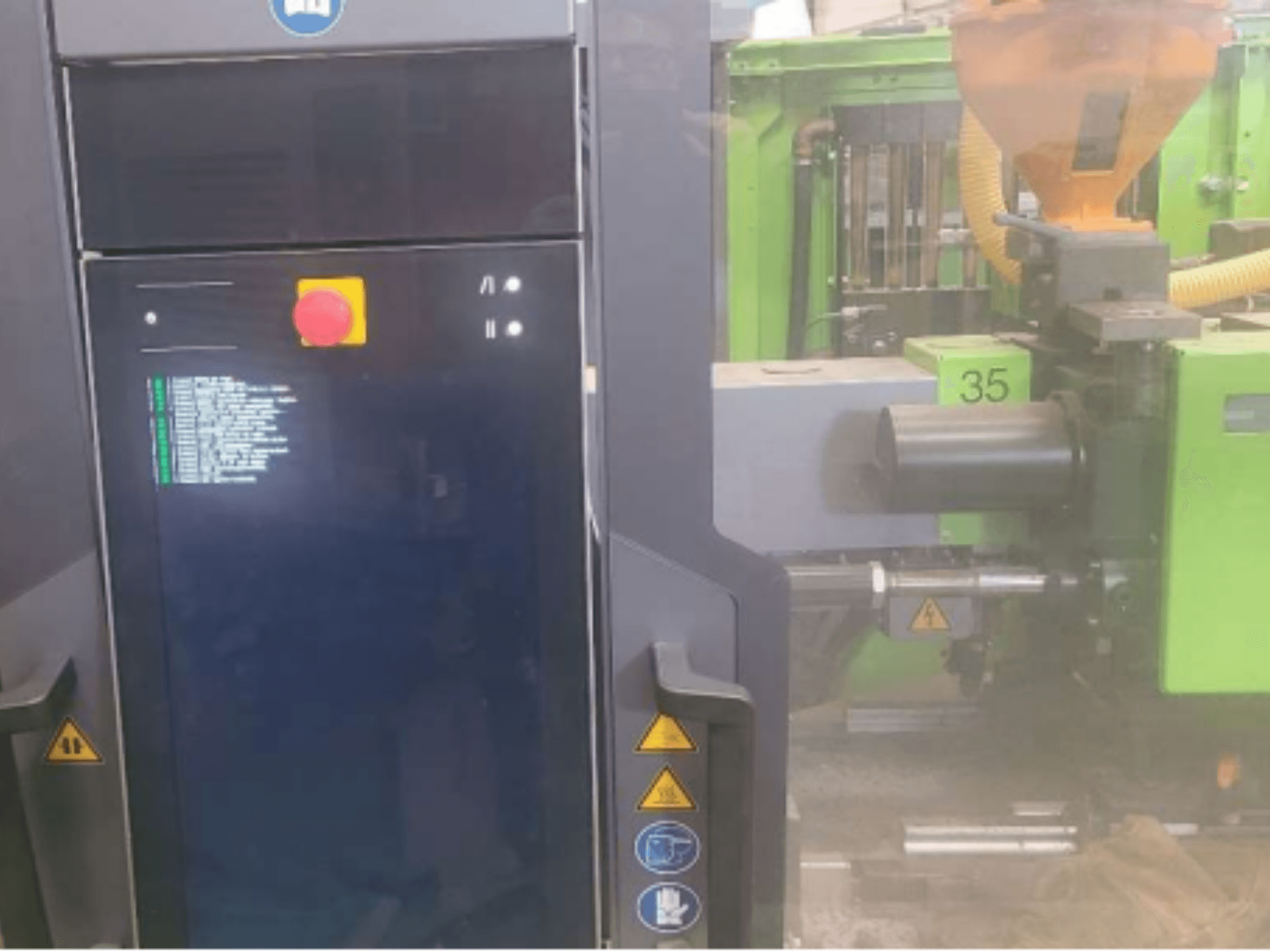 Гидравлическая машина для литья под давлением Engel Victory 320/80 spex, вид спереди, показывающий панель управления и узел впрыска зеленого цвета.