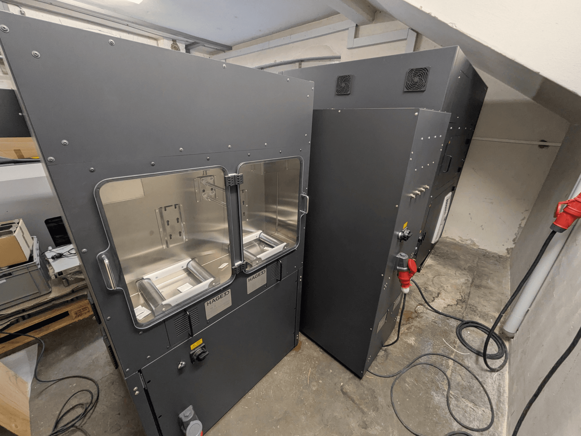 3D-принтер HAGE 3D Mex-One-A из пластика, вид сбоку с двумя прозрачными дверцами и панелью управления.