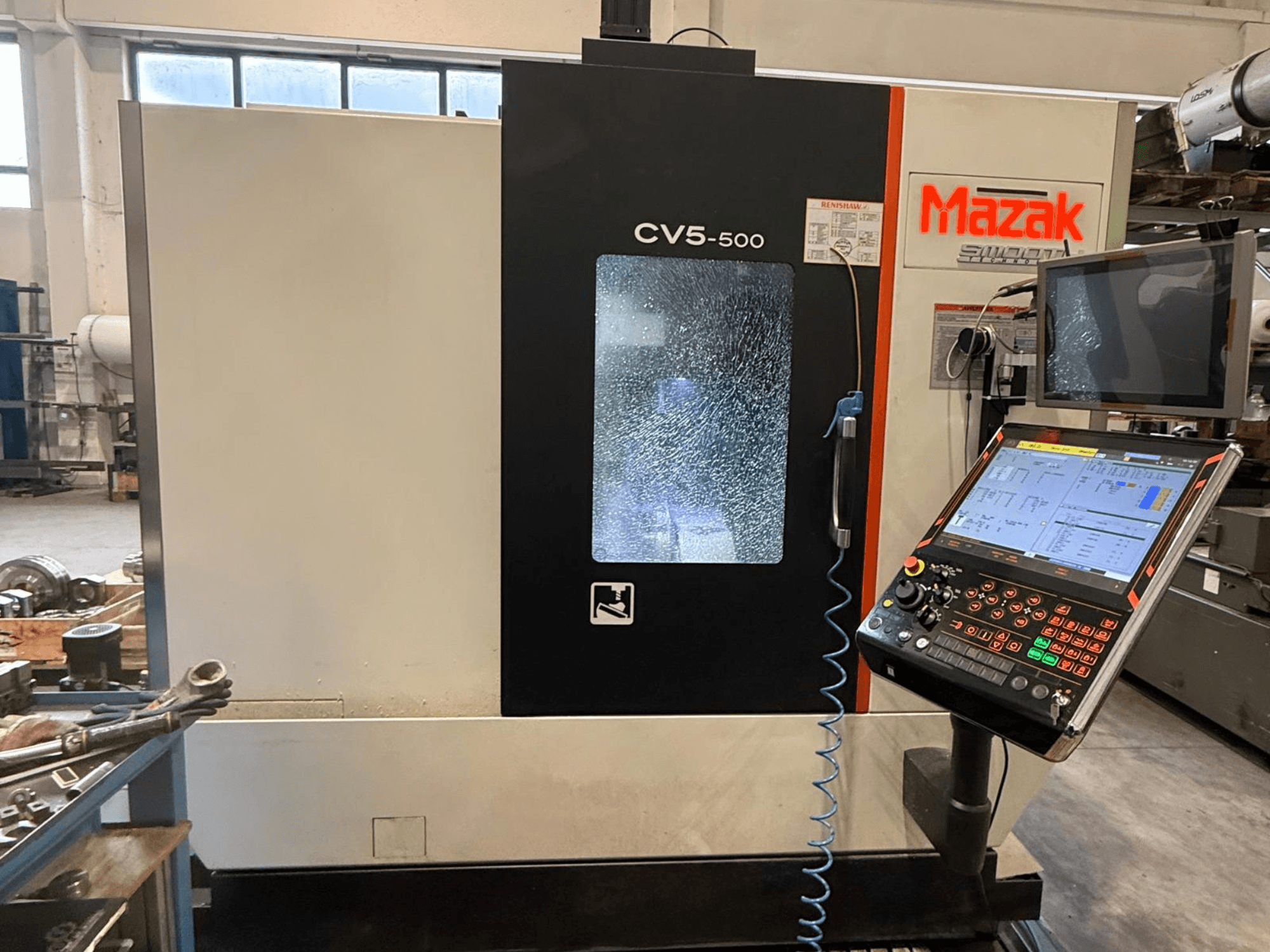 Вертикальный обрабатывающий центр Mazak CV5-500, вид спереди с панелью управления и дисплеем, демонстрирует рабочие настройки и интерфейс.