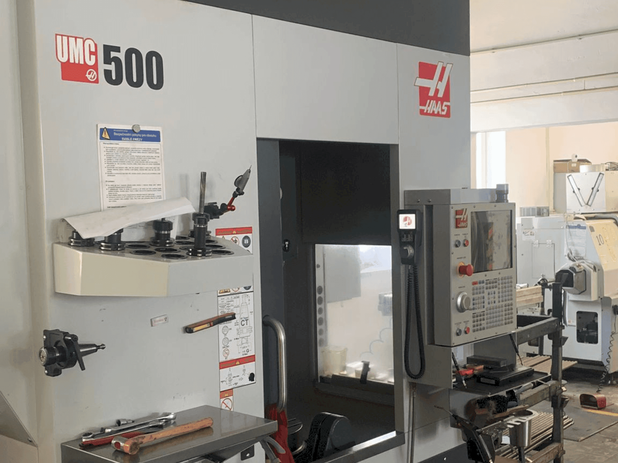 Вид станка HAAS UMC 500 спереди