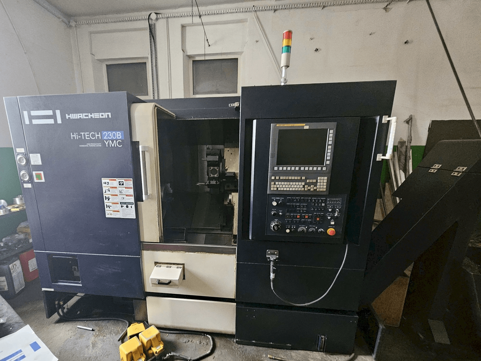 Вид станка HWACHEON HI-TECH 230B YMC спереди