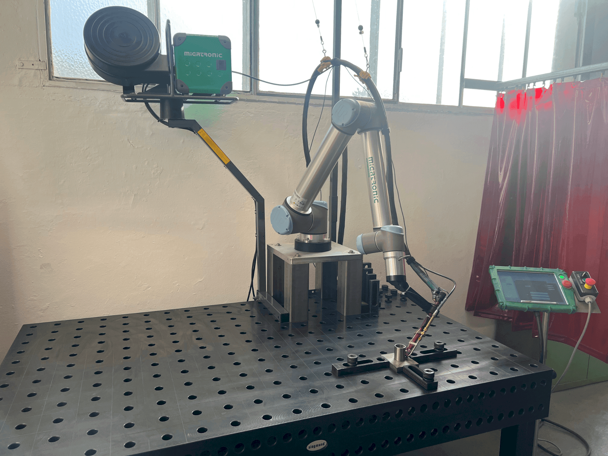 Вид станка Universal Robots UR10 (2021) спереди