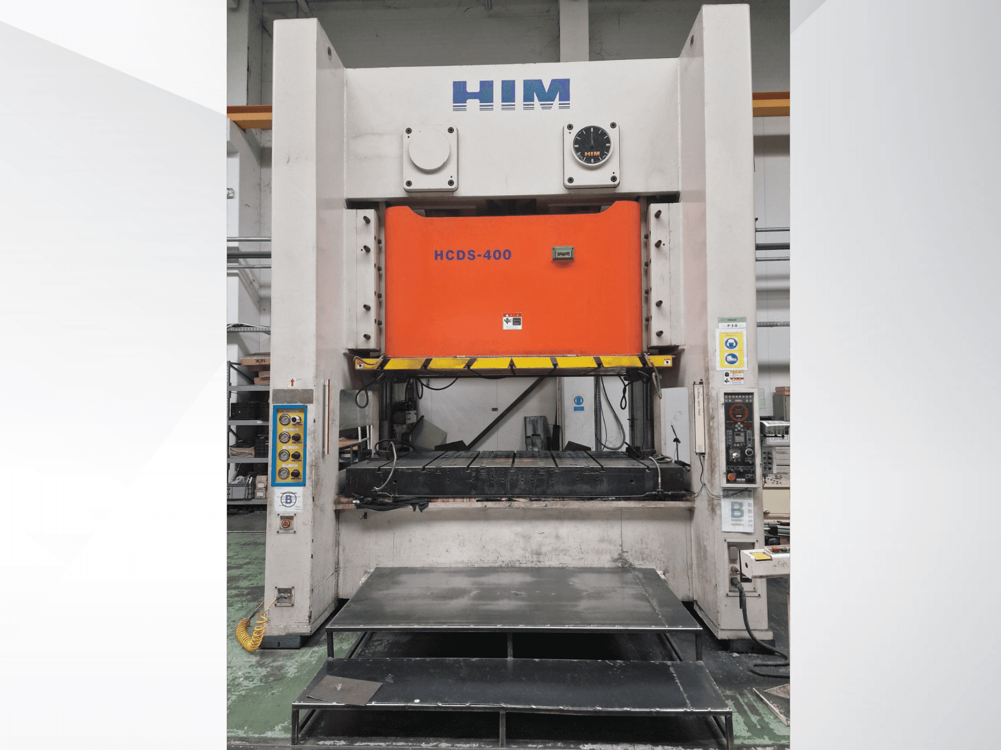 Вид спереди механического штамповочного пресса HIM HWAIL PRESS HCDS-400 с оранжевой штамповочной пластиной и панелью управления.