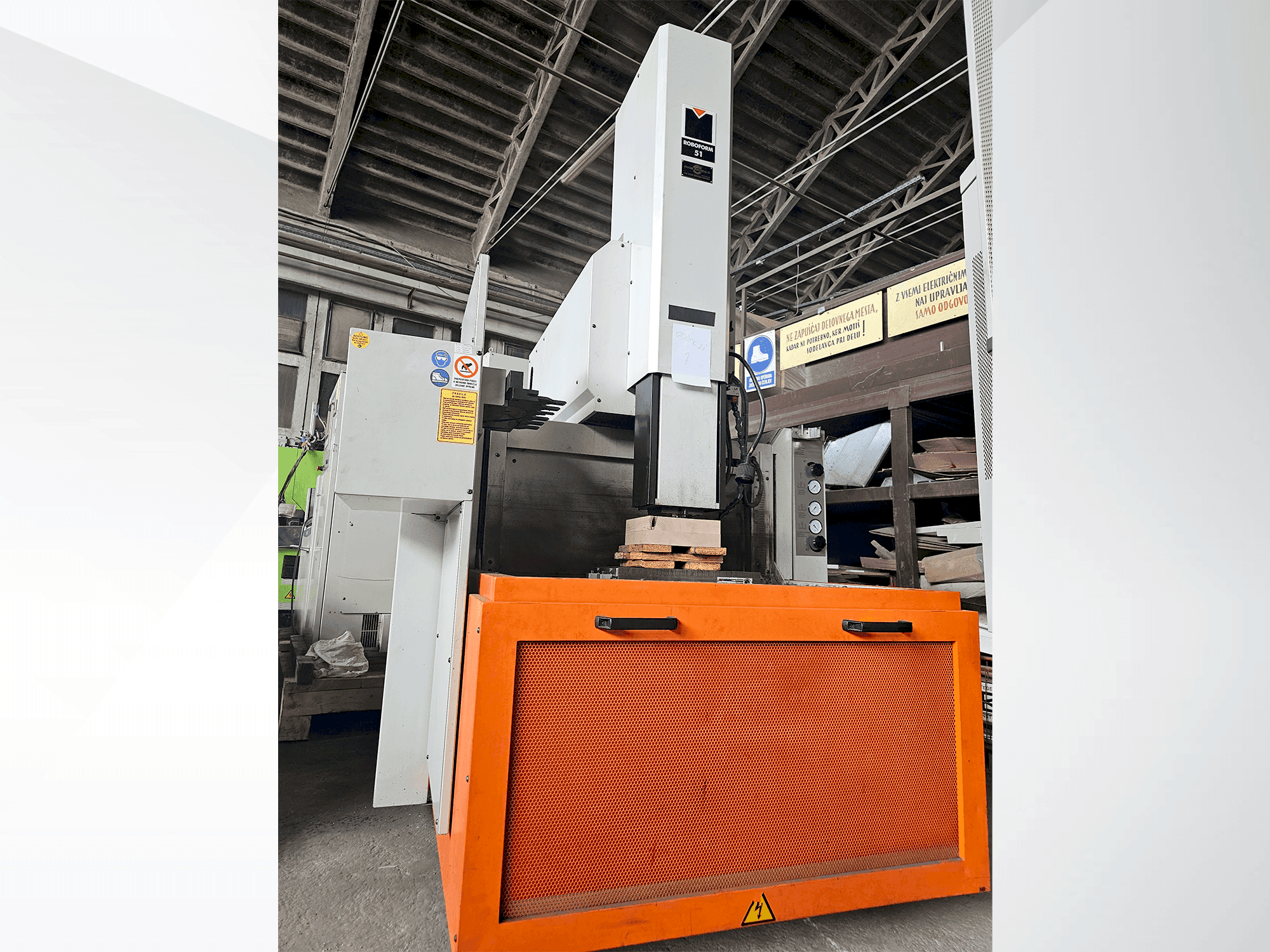 Вид станка CHARMILLES ROBOFORM 51 спереди