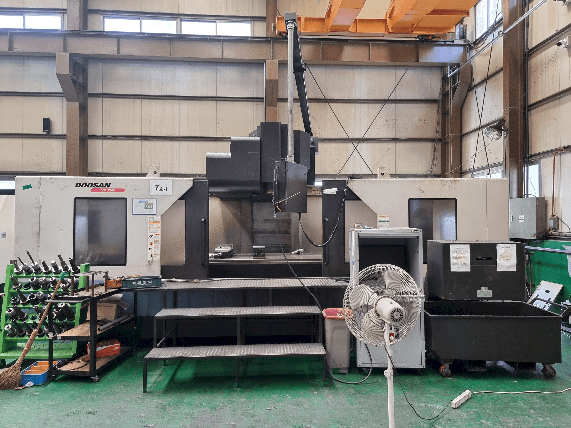 Вид станка Doosan VM1260 спереди