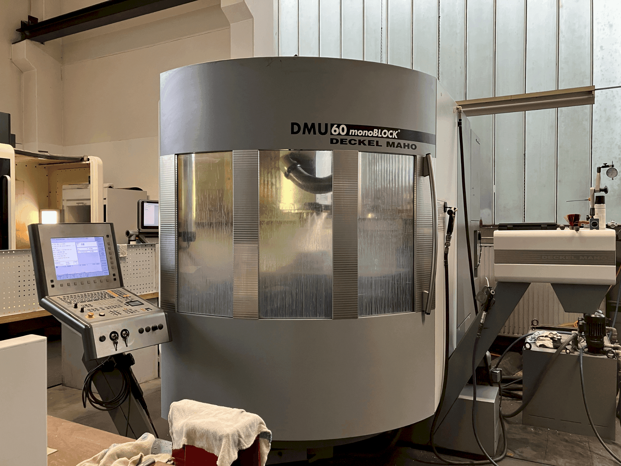 Вид станка DMG DMU 60 monoBlock спереди