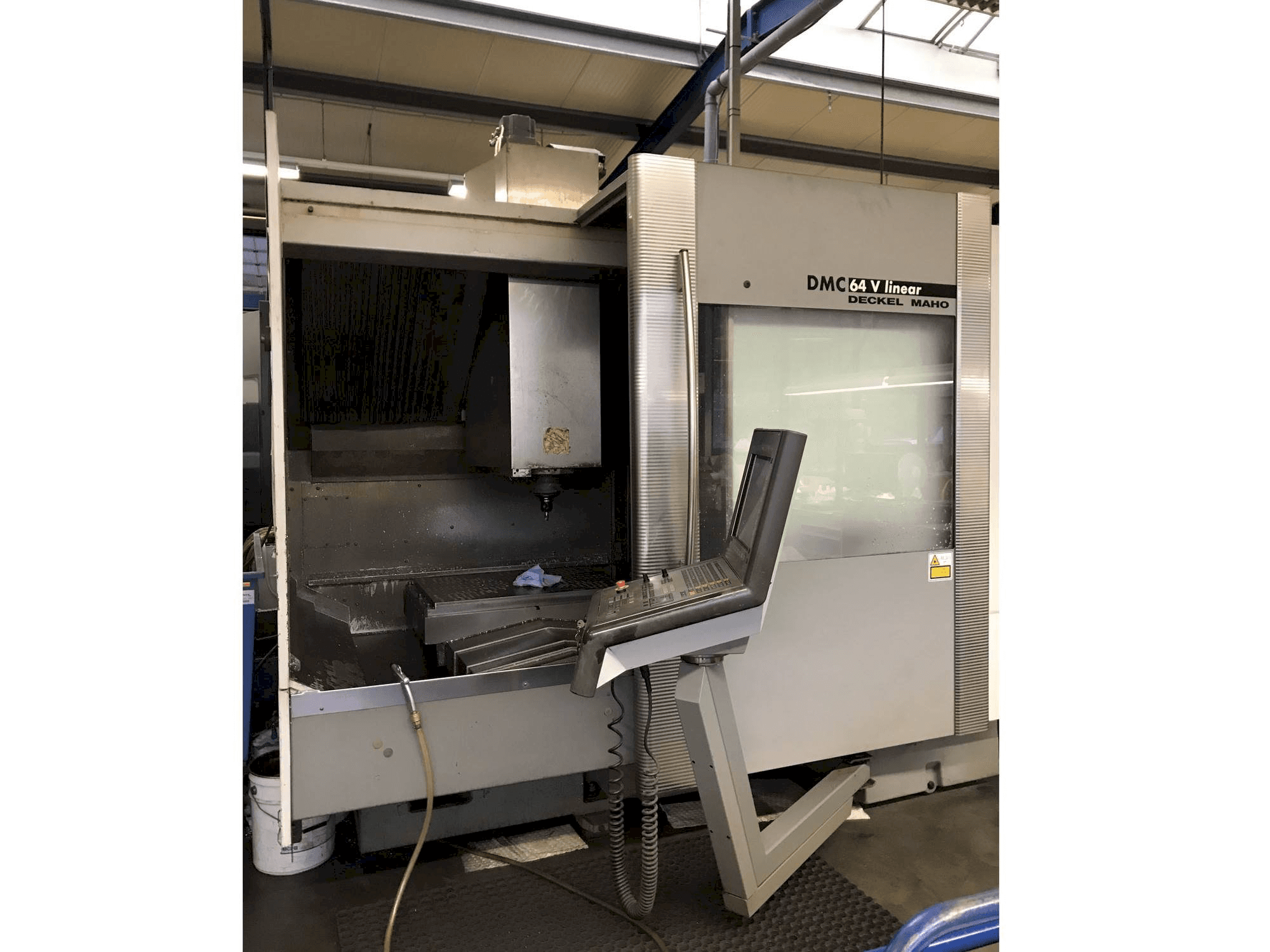 Вид станка с DECKEL MAHO DMC 64V Linear правой стороны