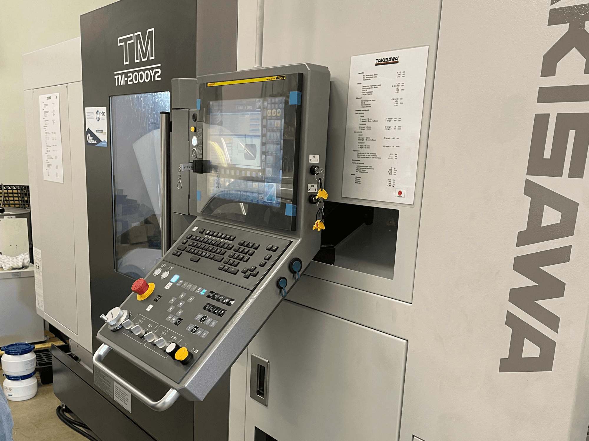 Панель управления горизонтального токарного станка Takisawa TM-2000Y2 на виде спереди, с цифровым дисплеем и кнопками управления.