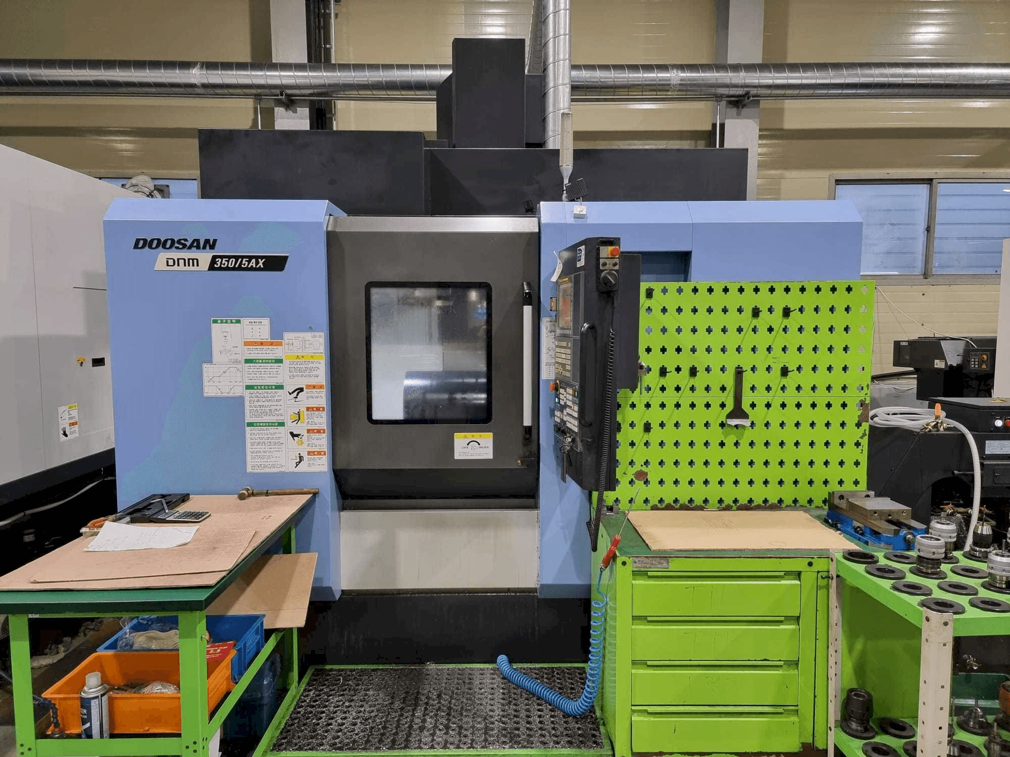 Вид станка Doosan DNM350/5AX спереди